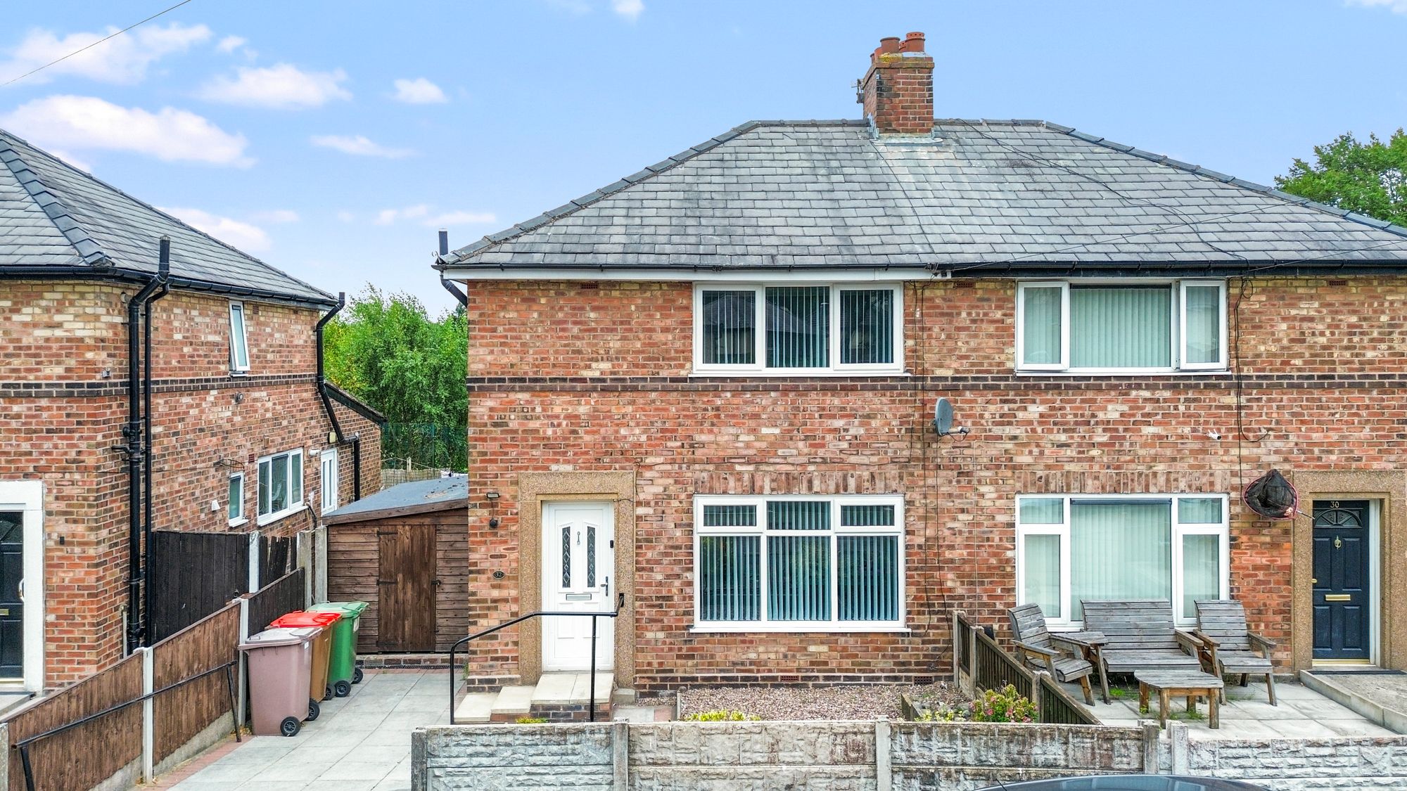 3 bedroom Semi-detached house Under Offer