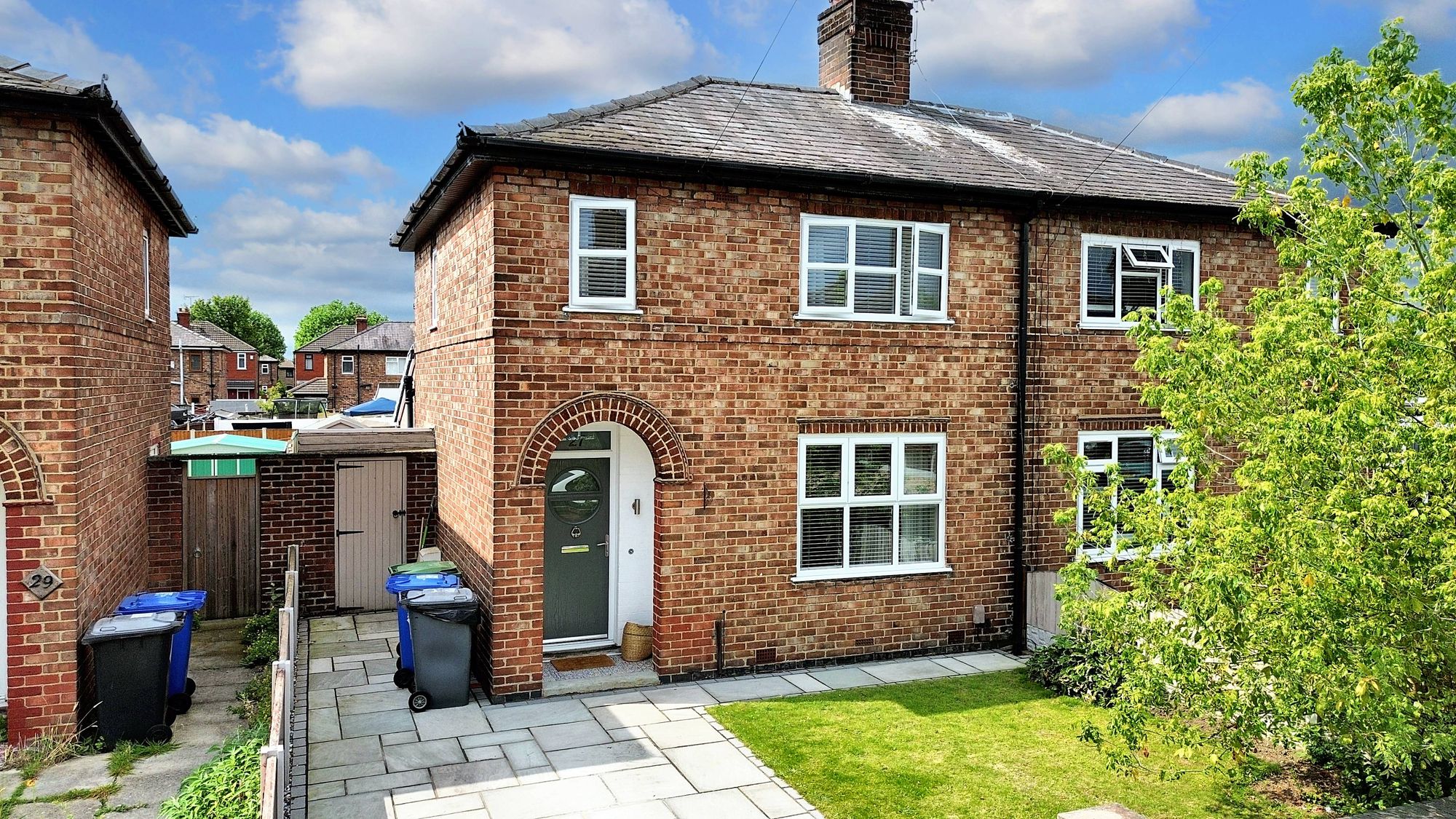 3 bedroom Semi-detached house Under Offer