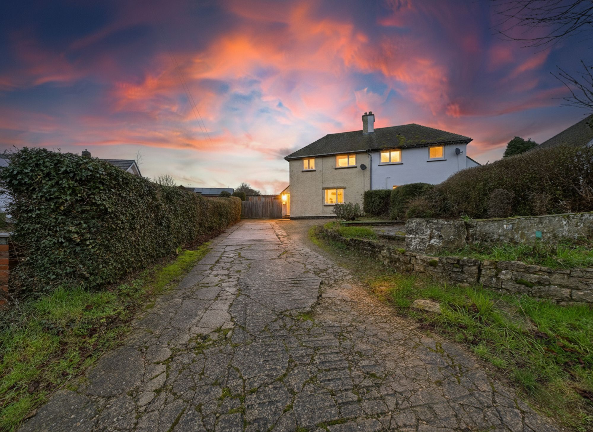 3 bedroom Semi-detached house Under Offer