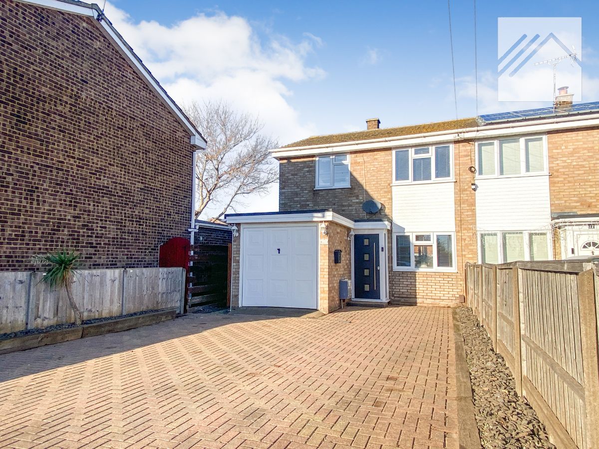 3 bedroom Semi-detached house Under Offer