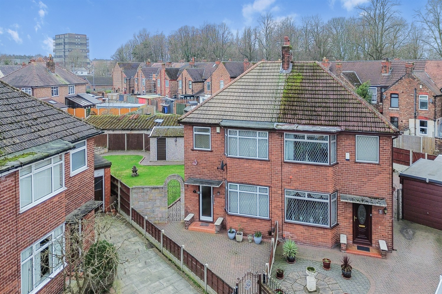 3 bedroom Semi-detached house Under Offer