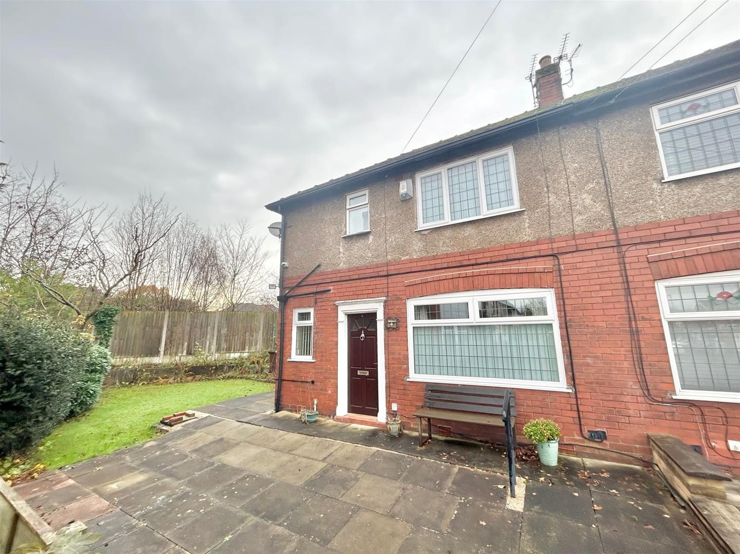 3 bedroom Semi-detached house Under Offer