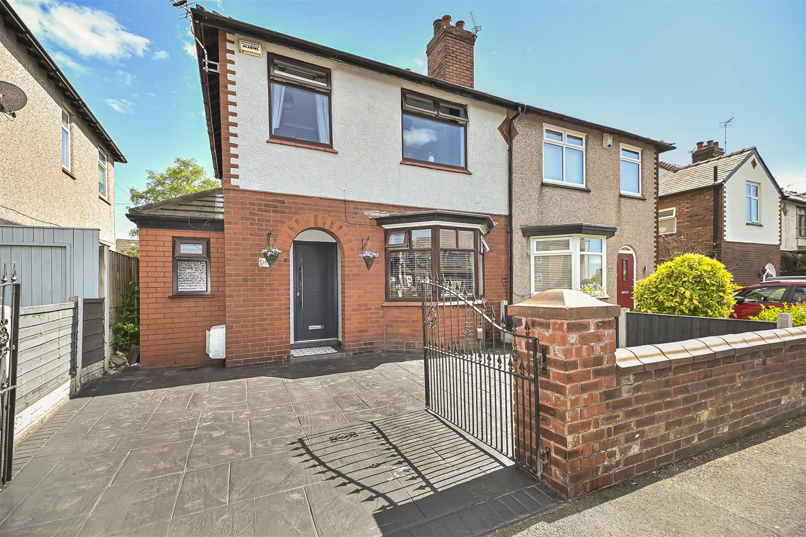 3 bedroom Semi-detached house Under Offer