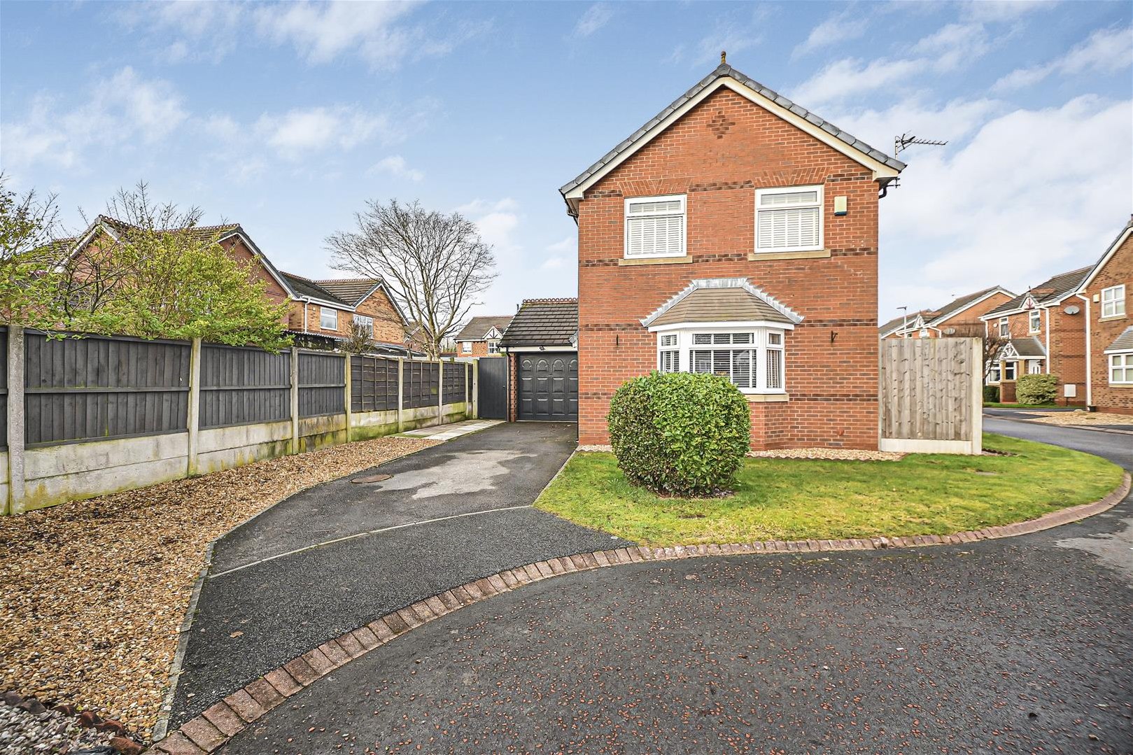 3 bedroom Detached house Under Offer