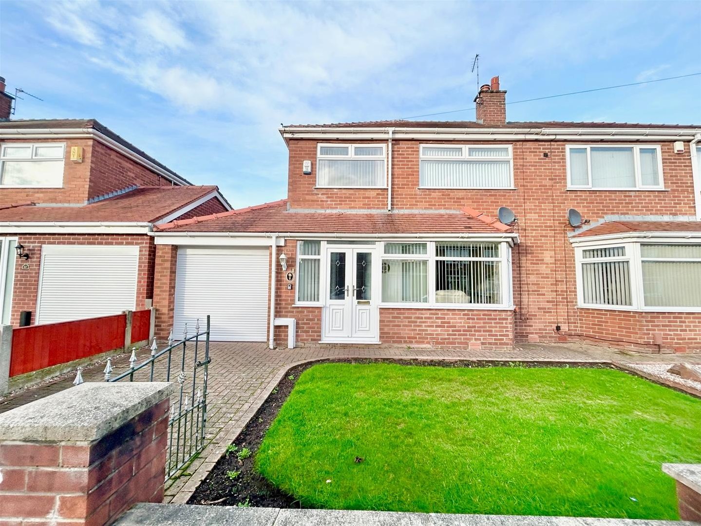 3 bedroom Semi-detached house Under Offer