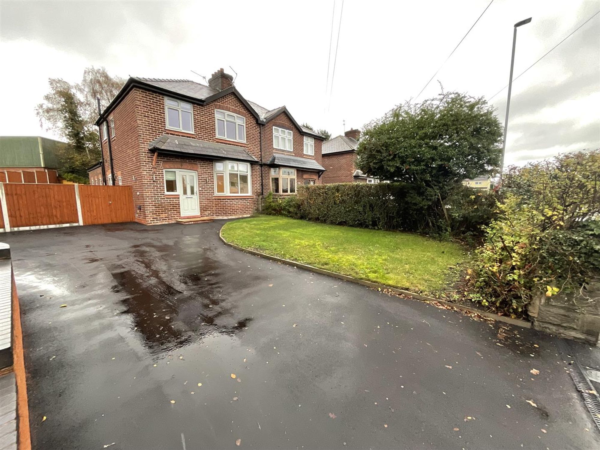 4 bedroom Semi-detached house To Let