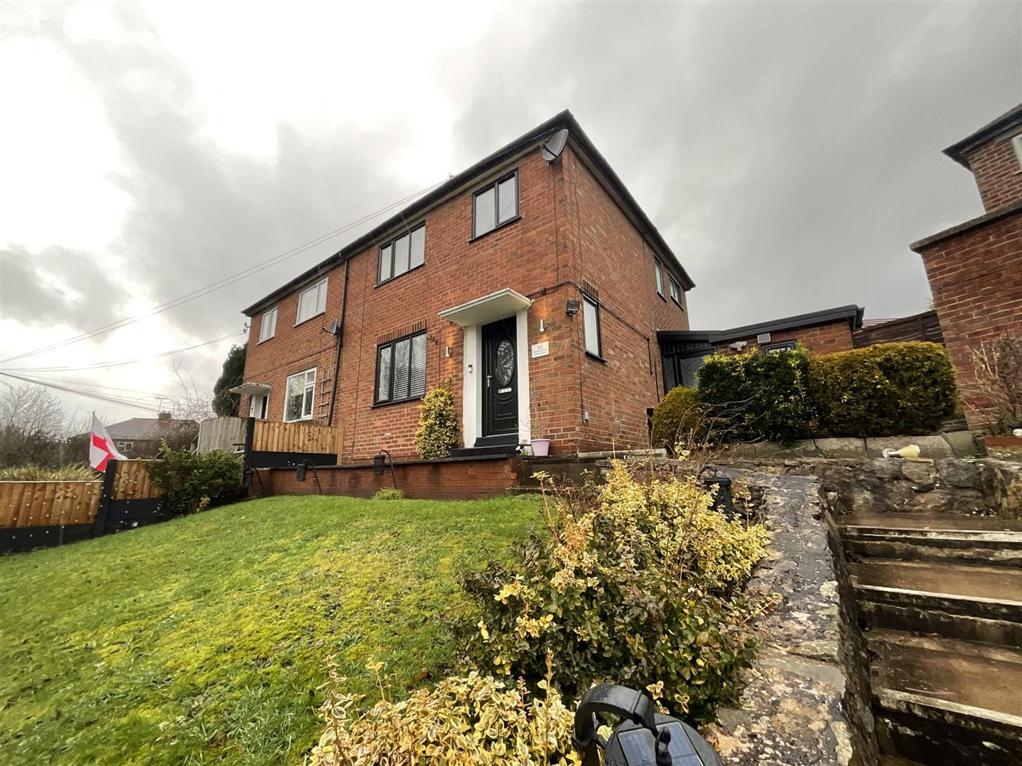  Semi-detached house To Let