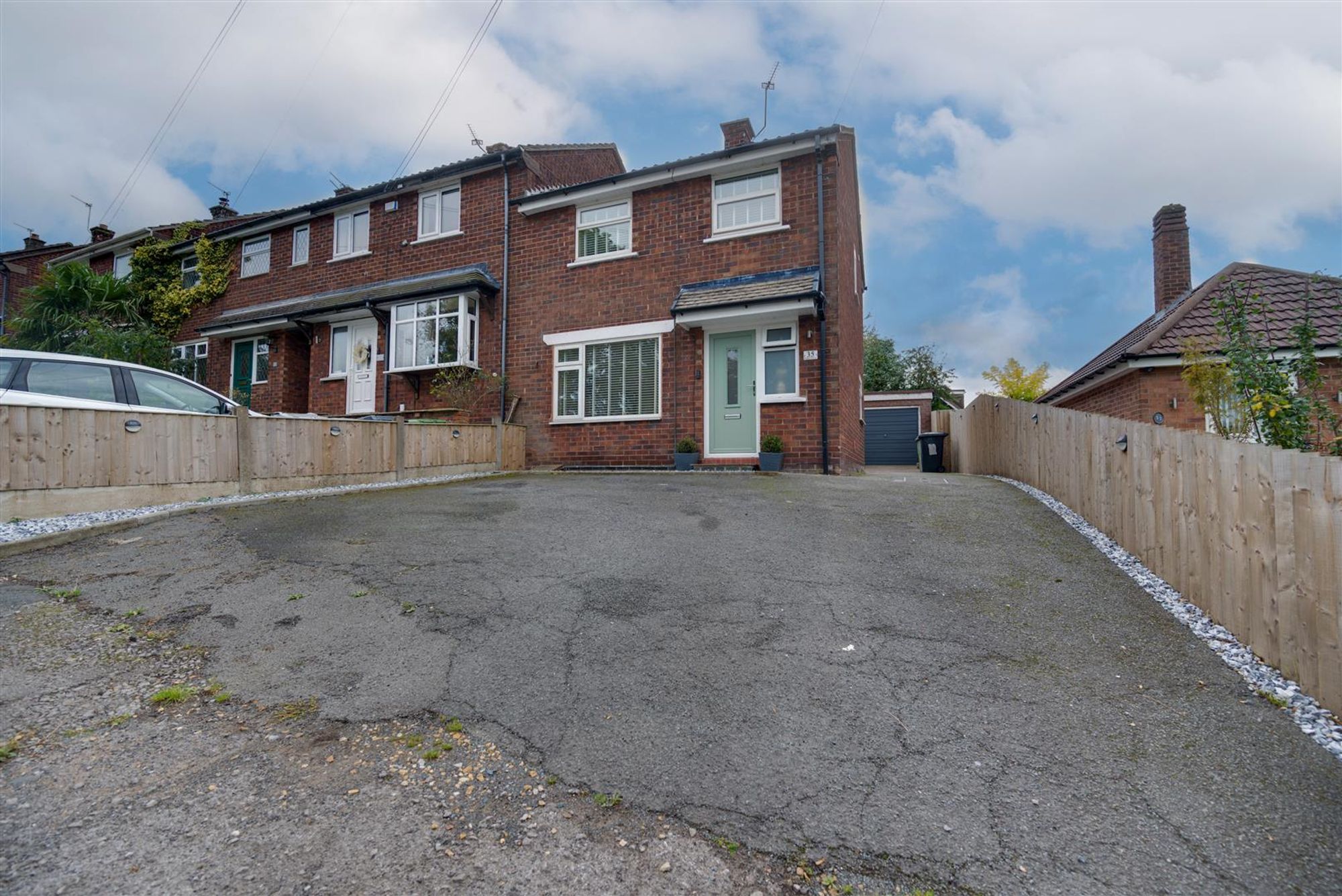 2 bedroom Detached house For Sale