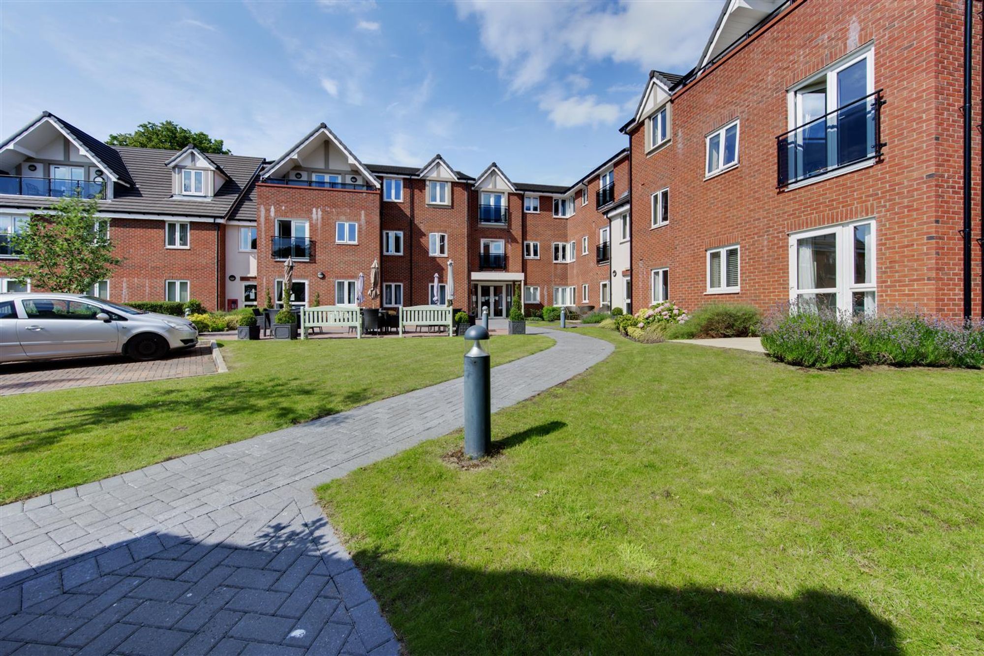 2 bedroom Flat For Sale