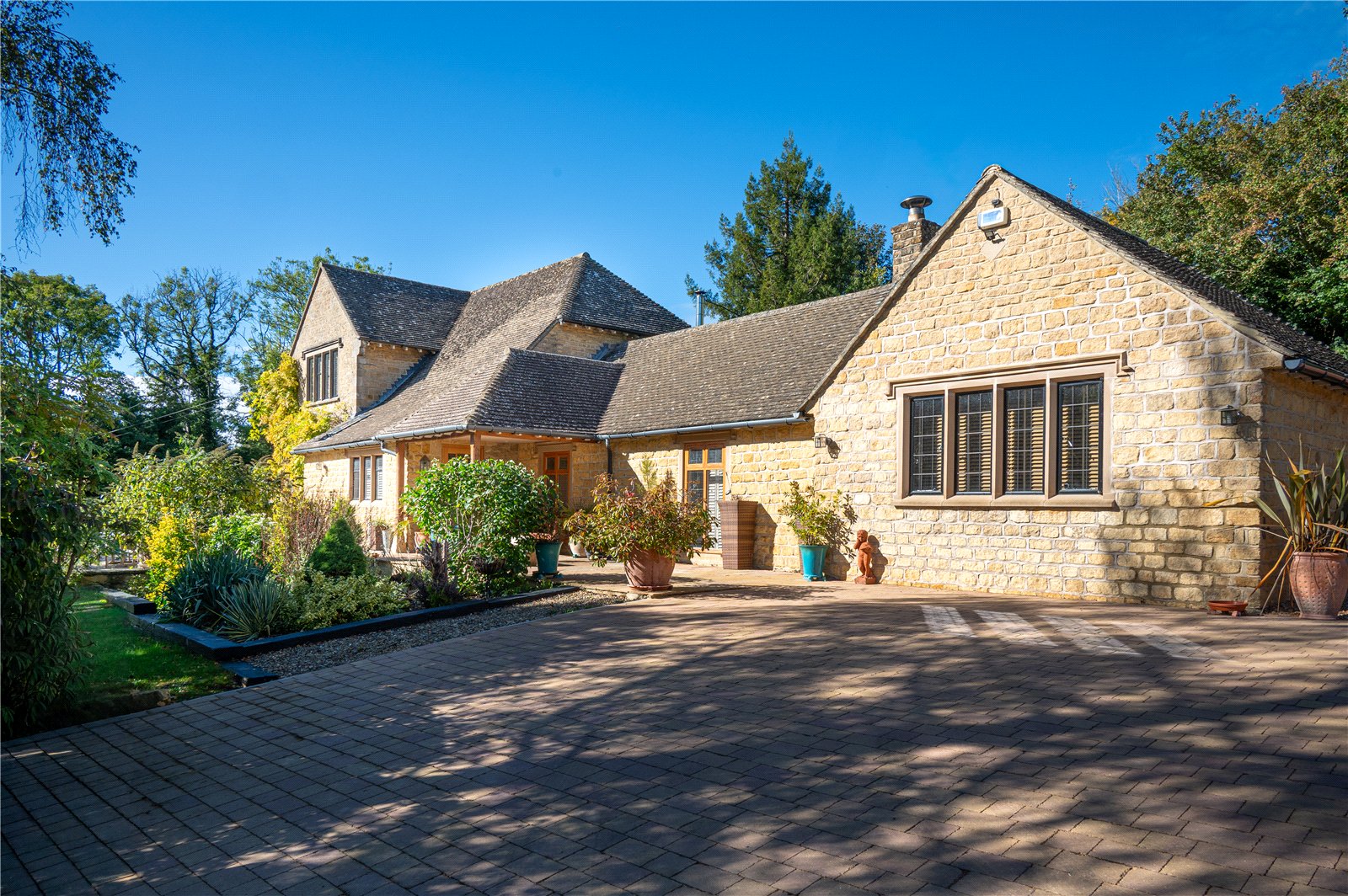 5 bedroom Detached house Under Offer