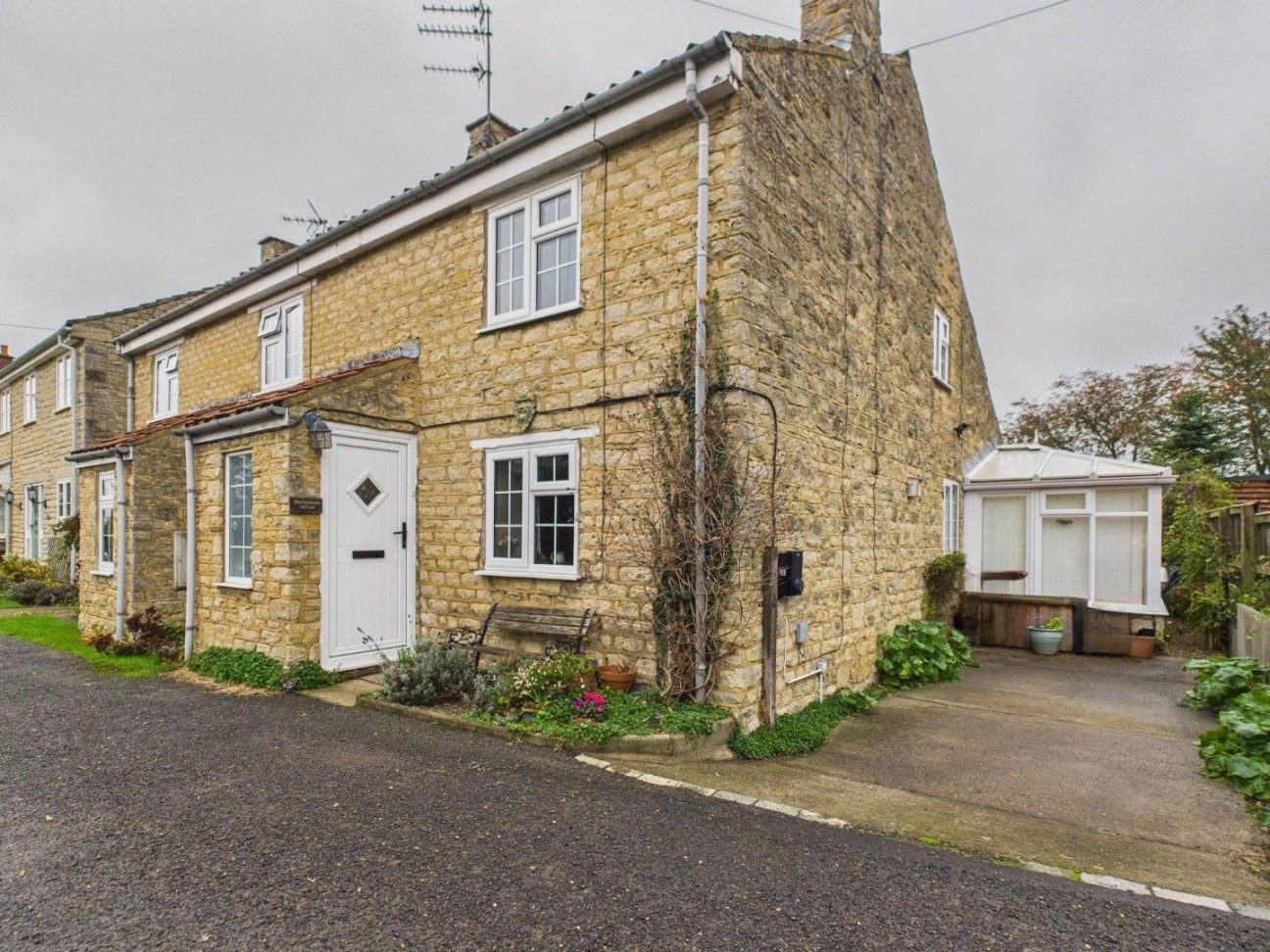 2 bedroom Semi-detached house For Sale