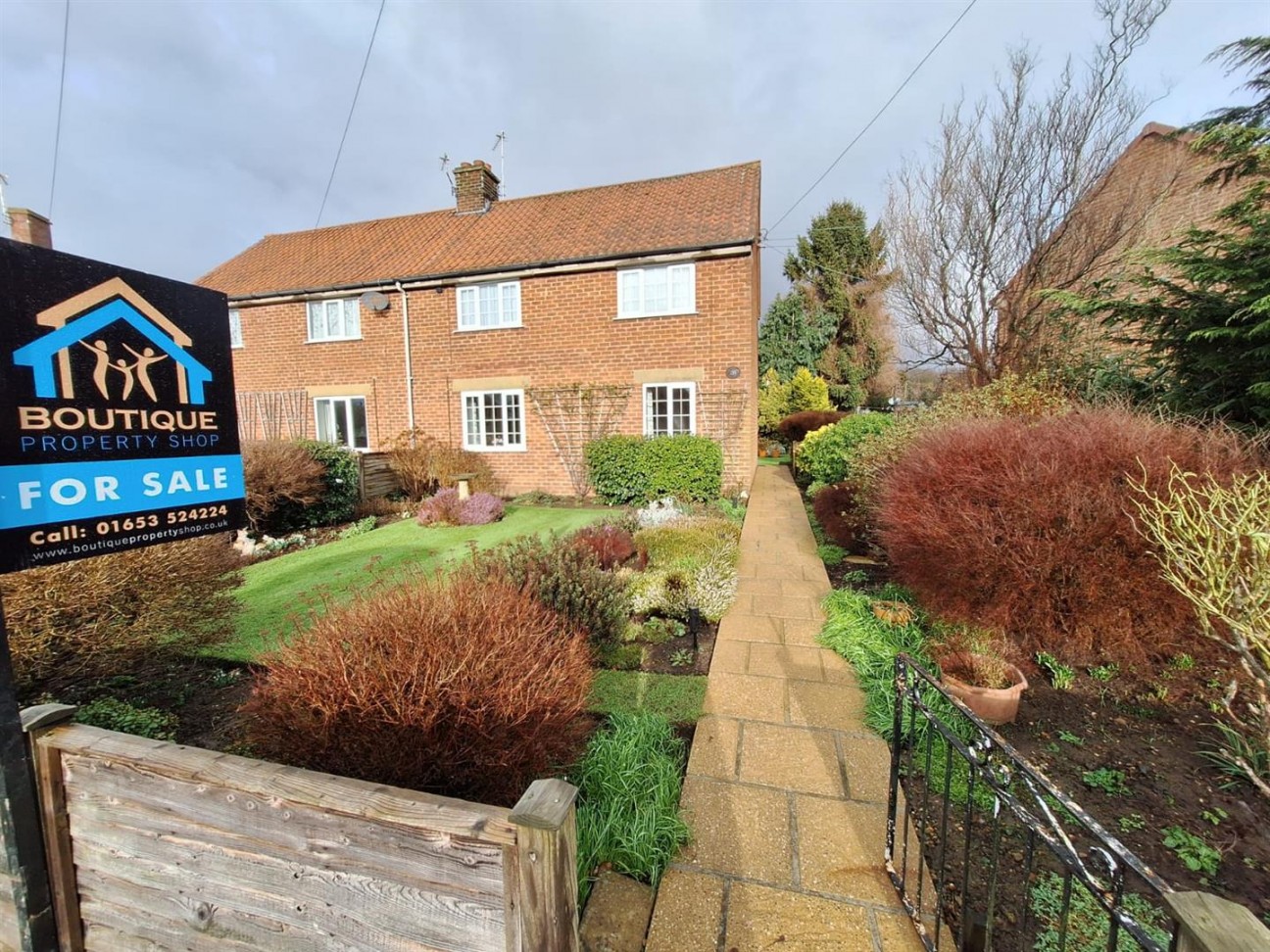 3 bedroom Semi-detached house For Sale