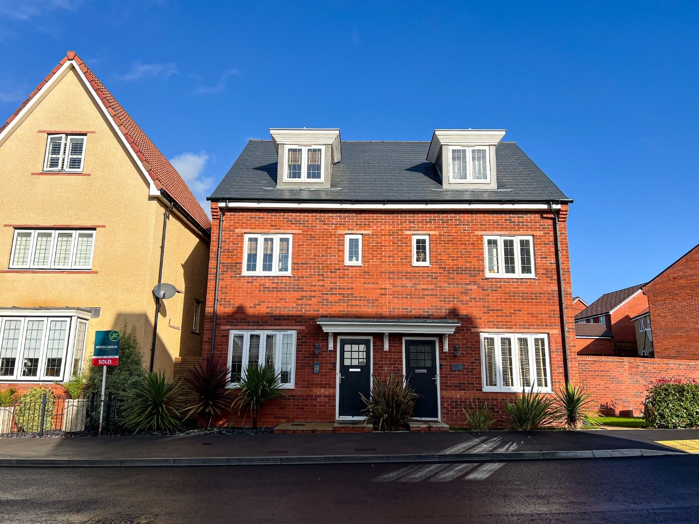 3 bedroom Semi-detached house Let