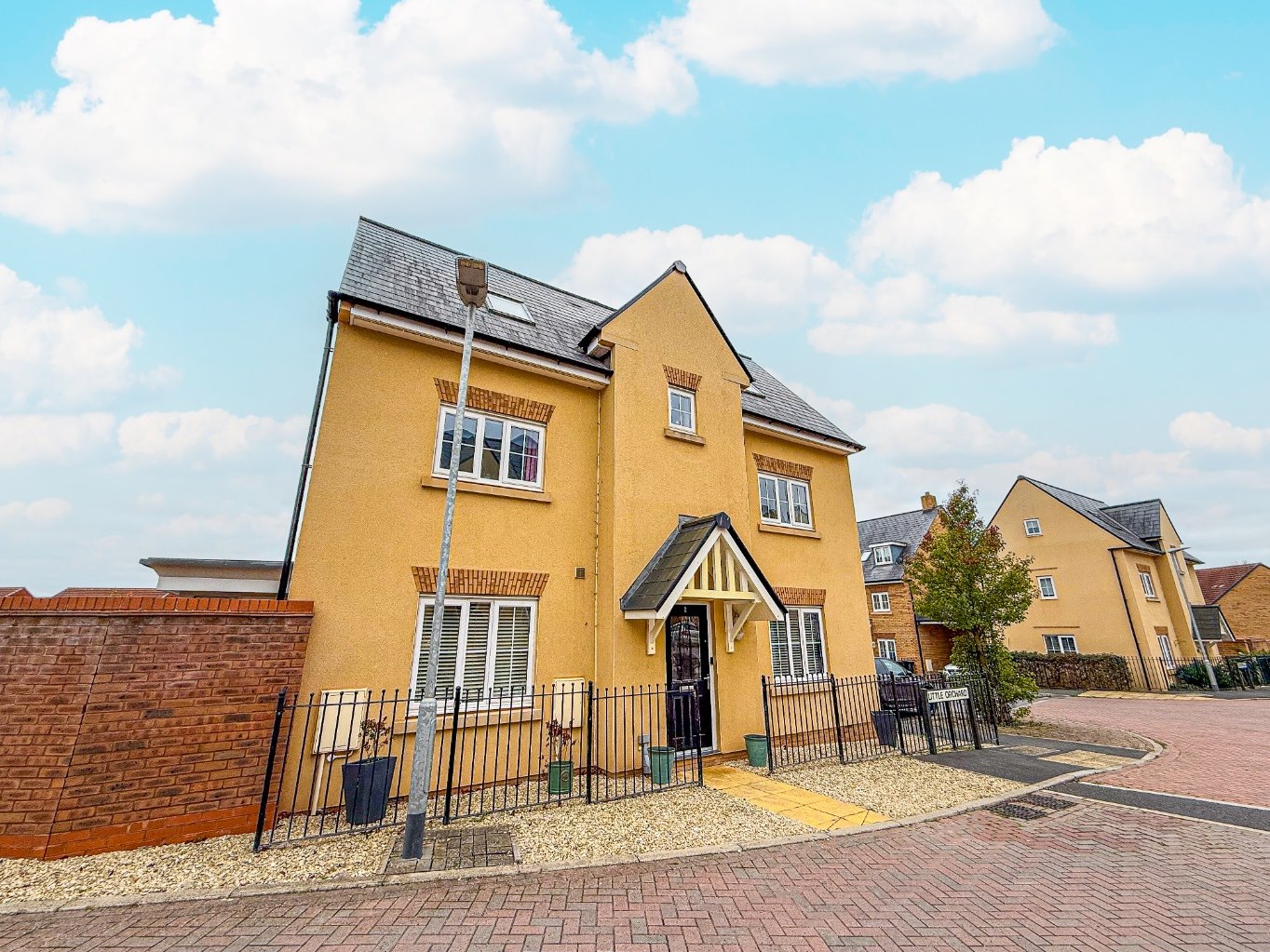 4 bedroom House (unspecified) Under Offer
