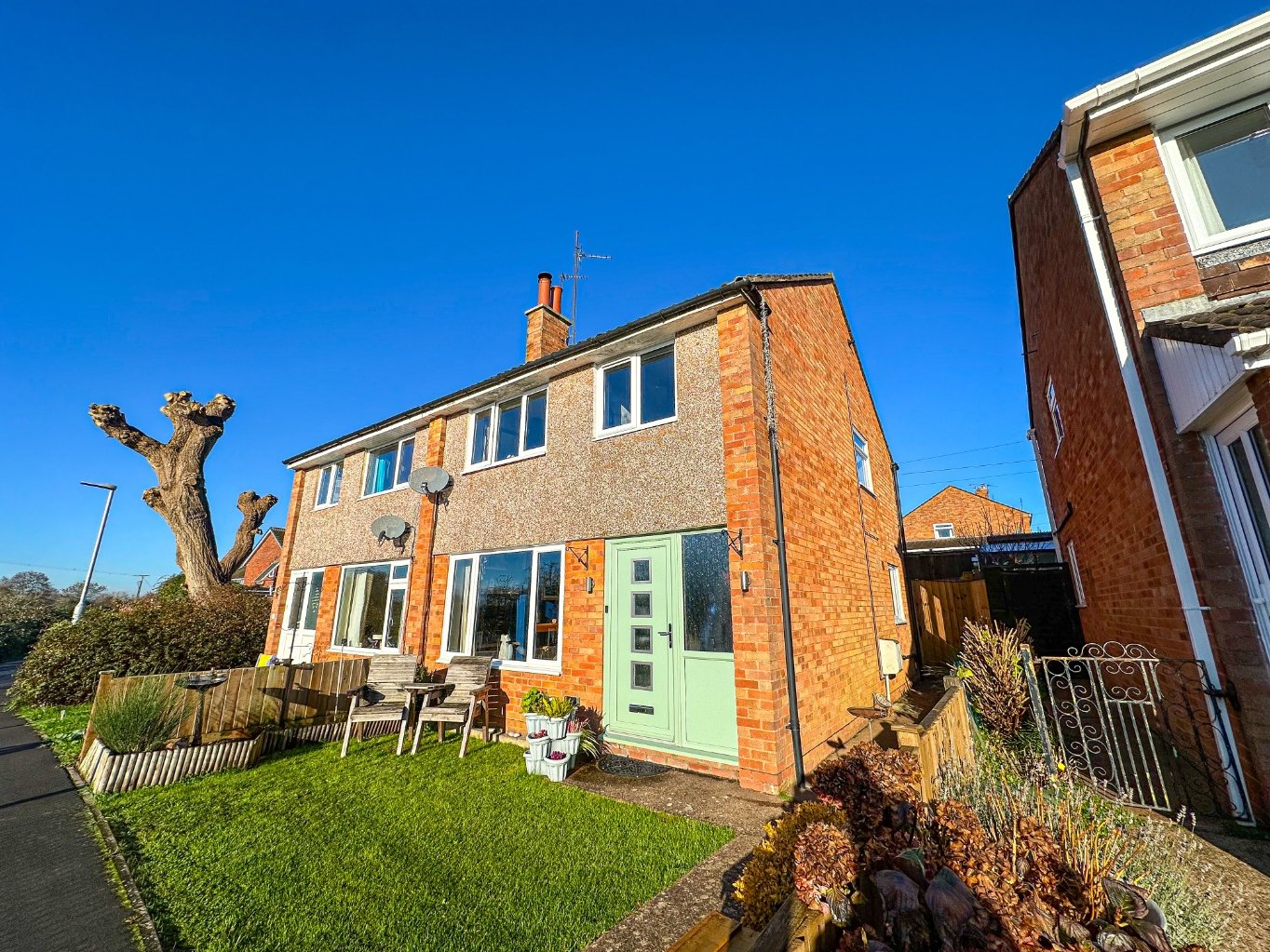 3 bedroom Semi-detached house Under Offer