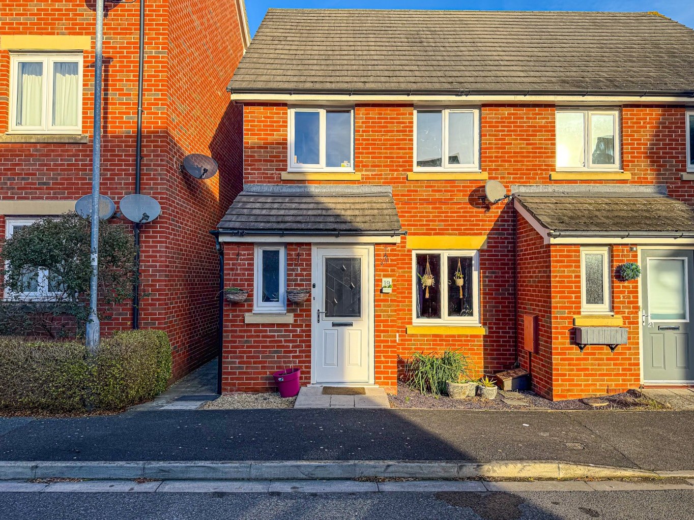 3 bedroom Semi-detached house Under Offer