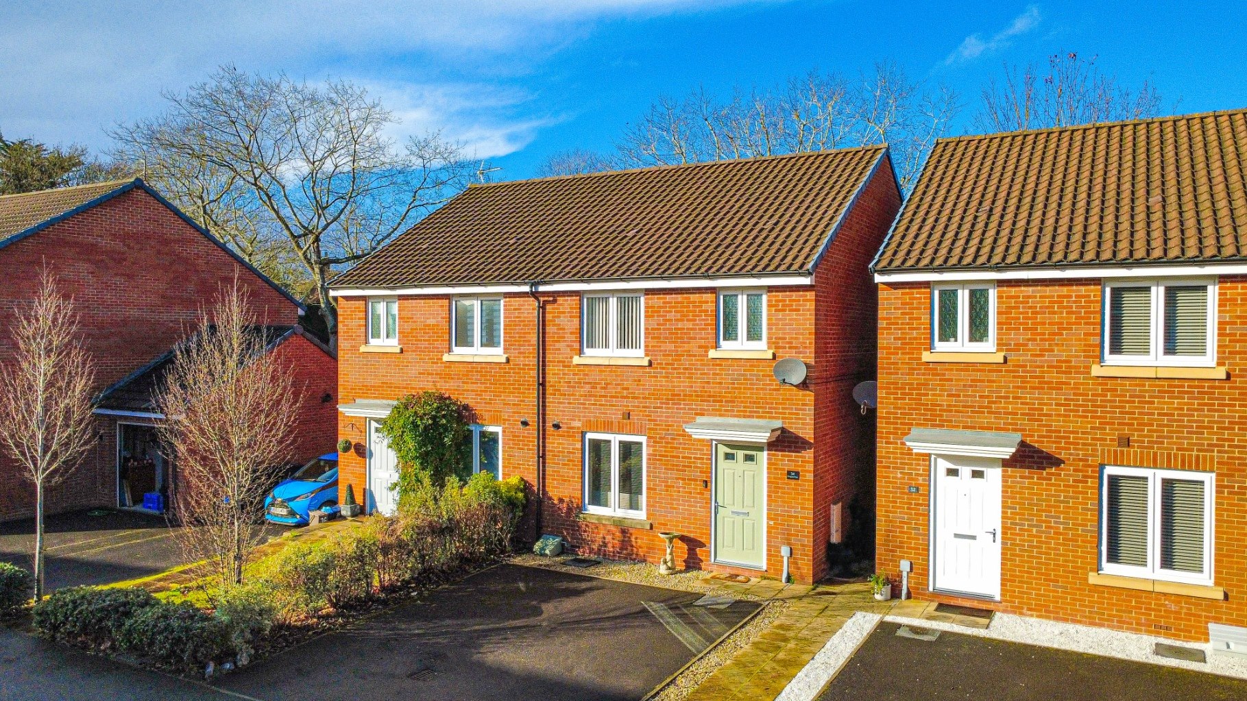 3 bedroom Semi-detached house Under Offer
