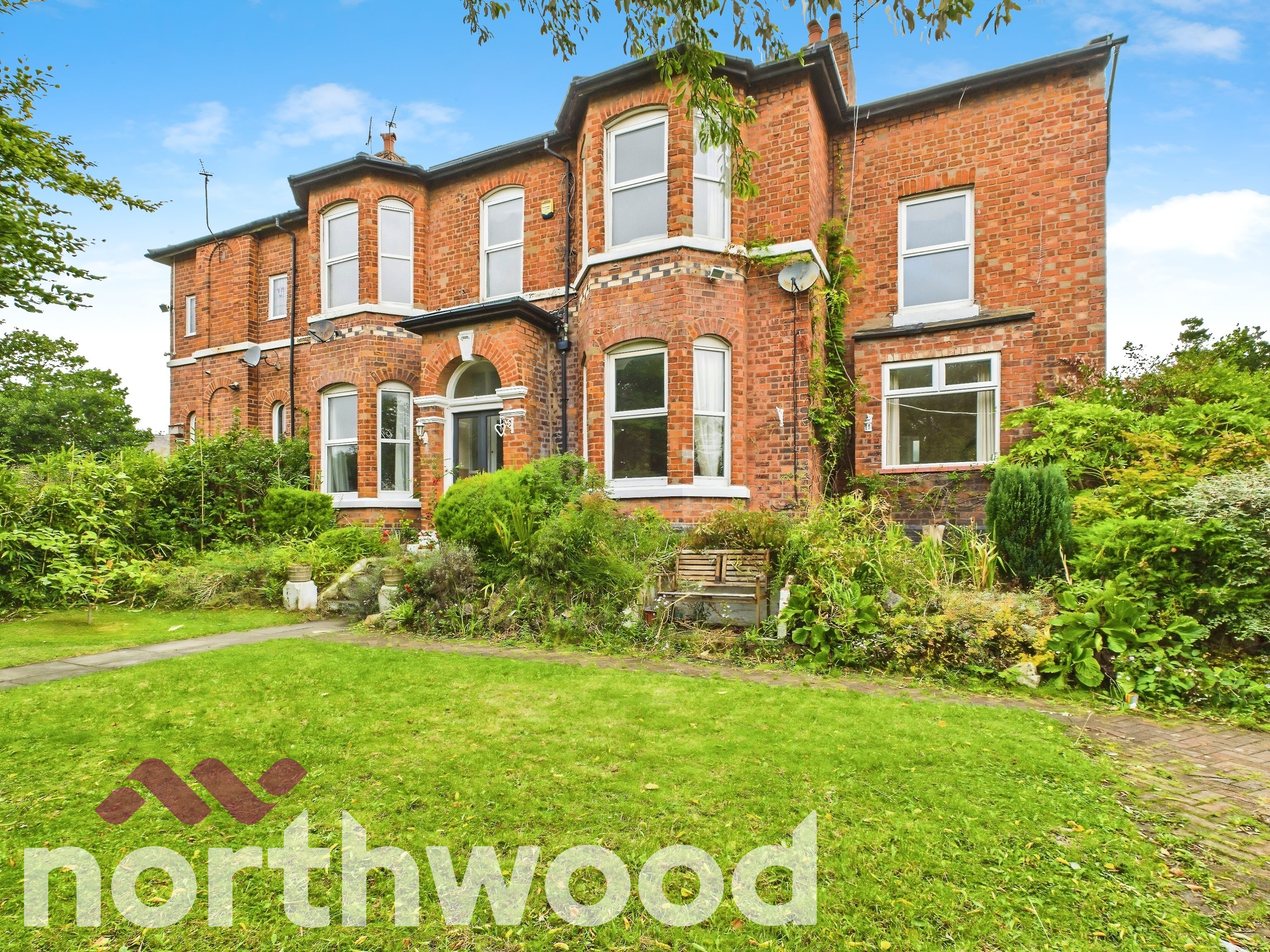 6 bedroom Semi-detached house Under Offer