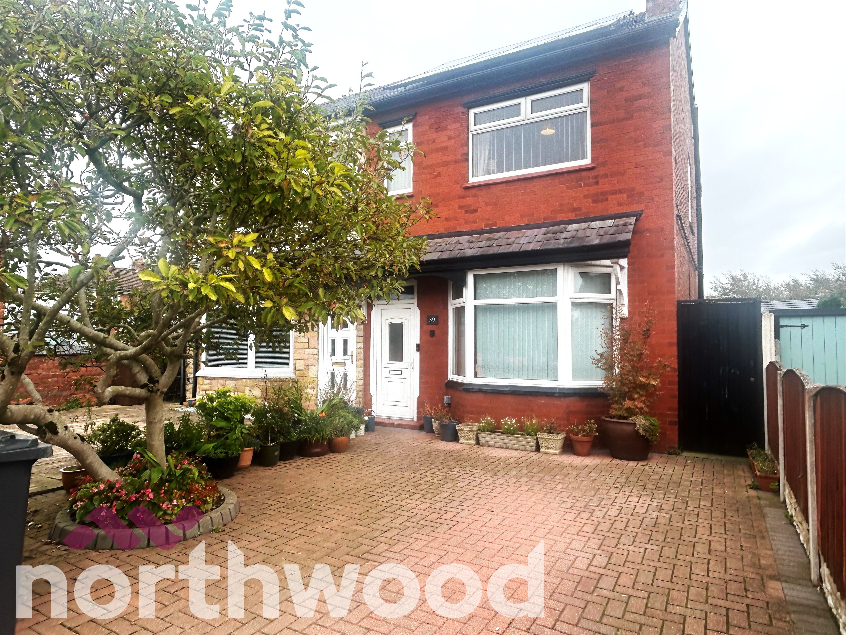 3 bedroom Semi-detached house Under Offer