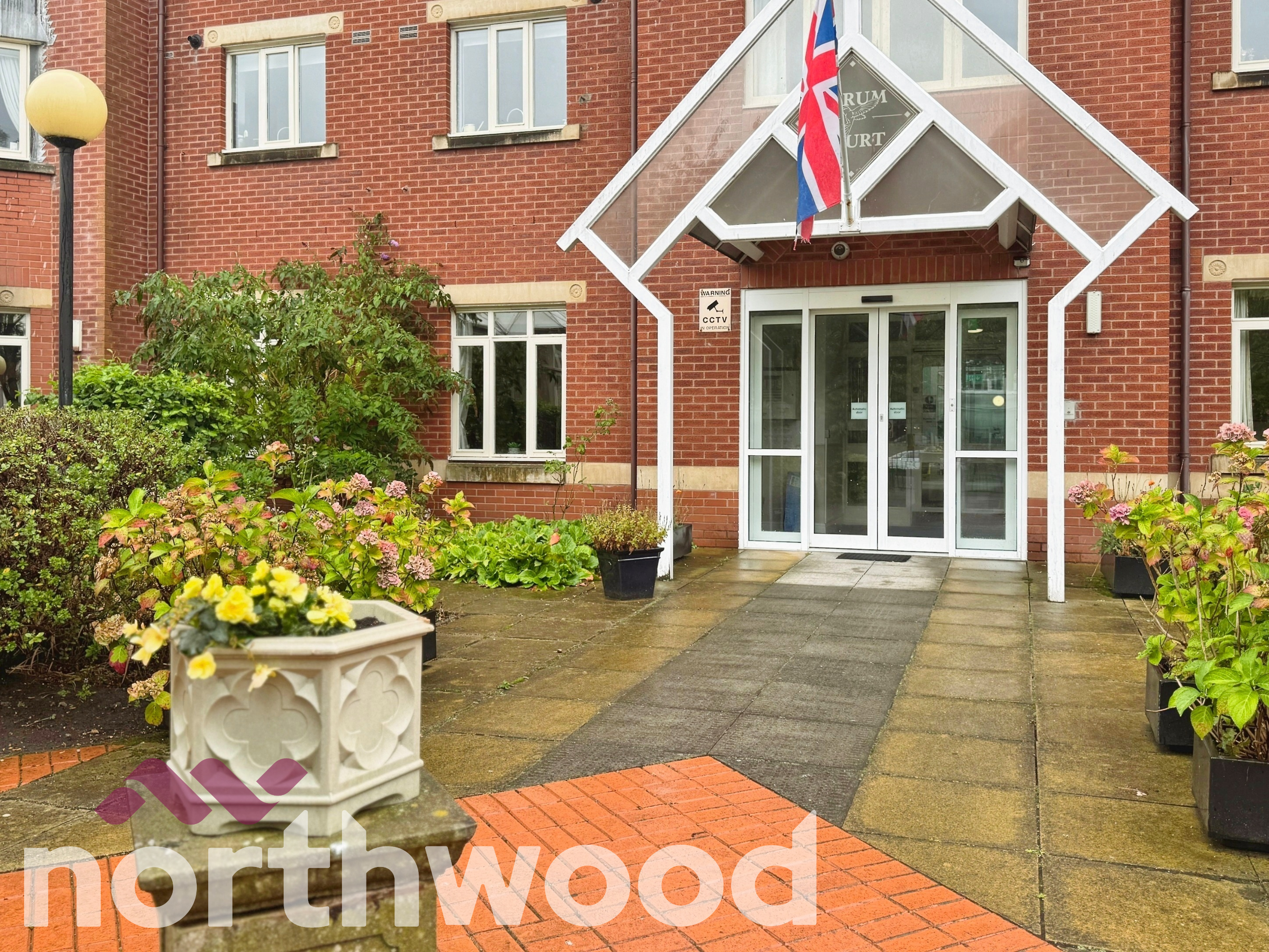 2 bedroom Flat For Sale