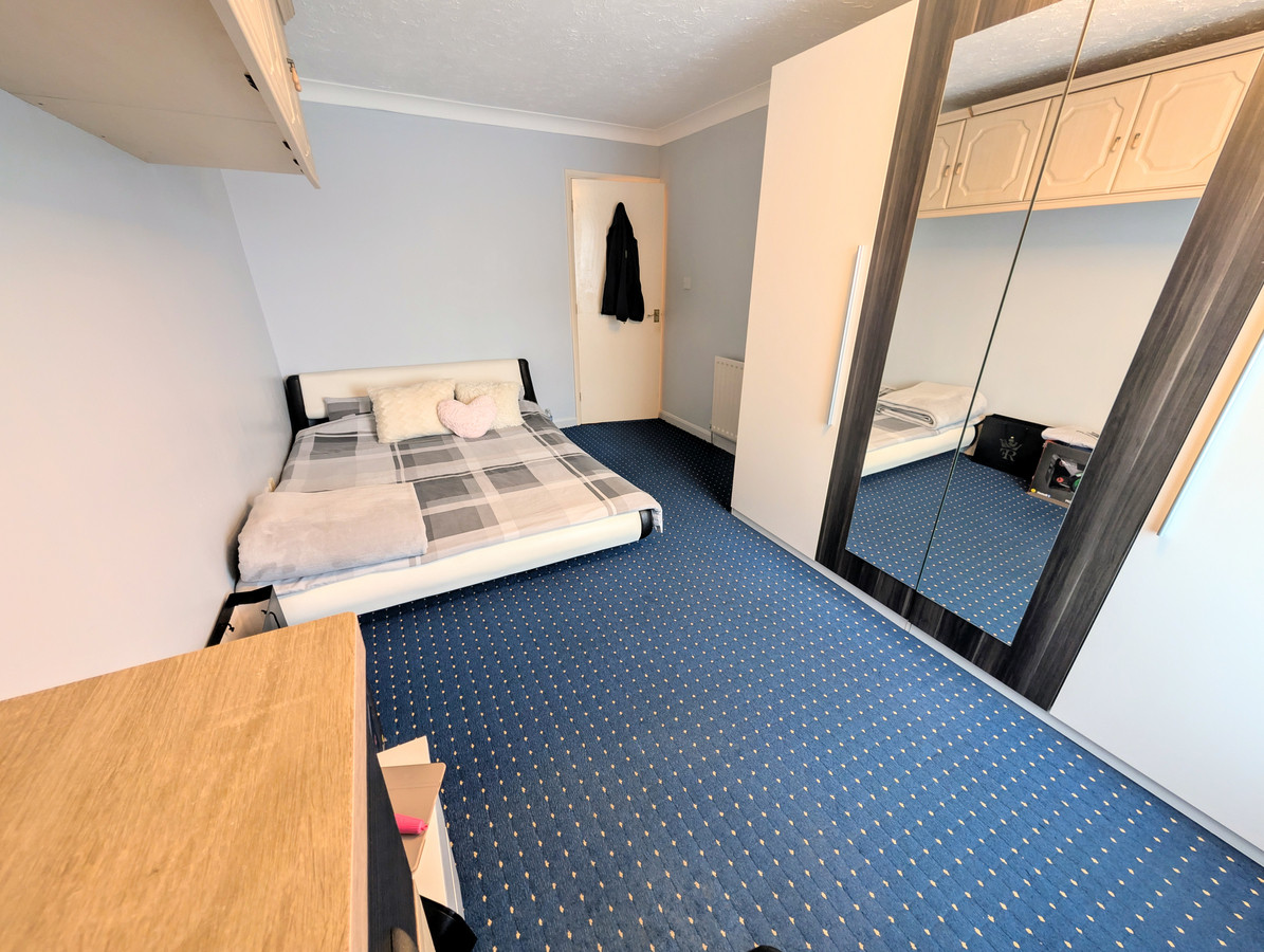 2 bedroom Flat To Let