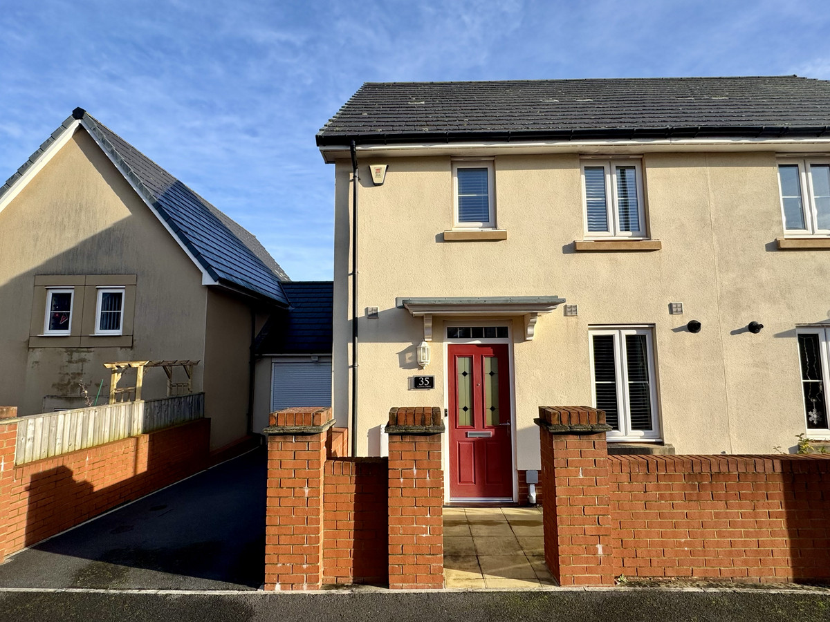 3 bedroom Semi-detached house To Let