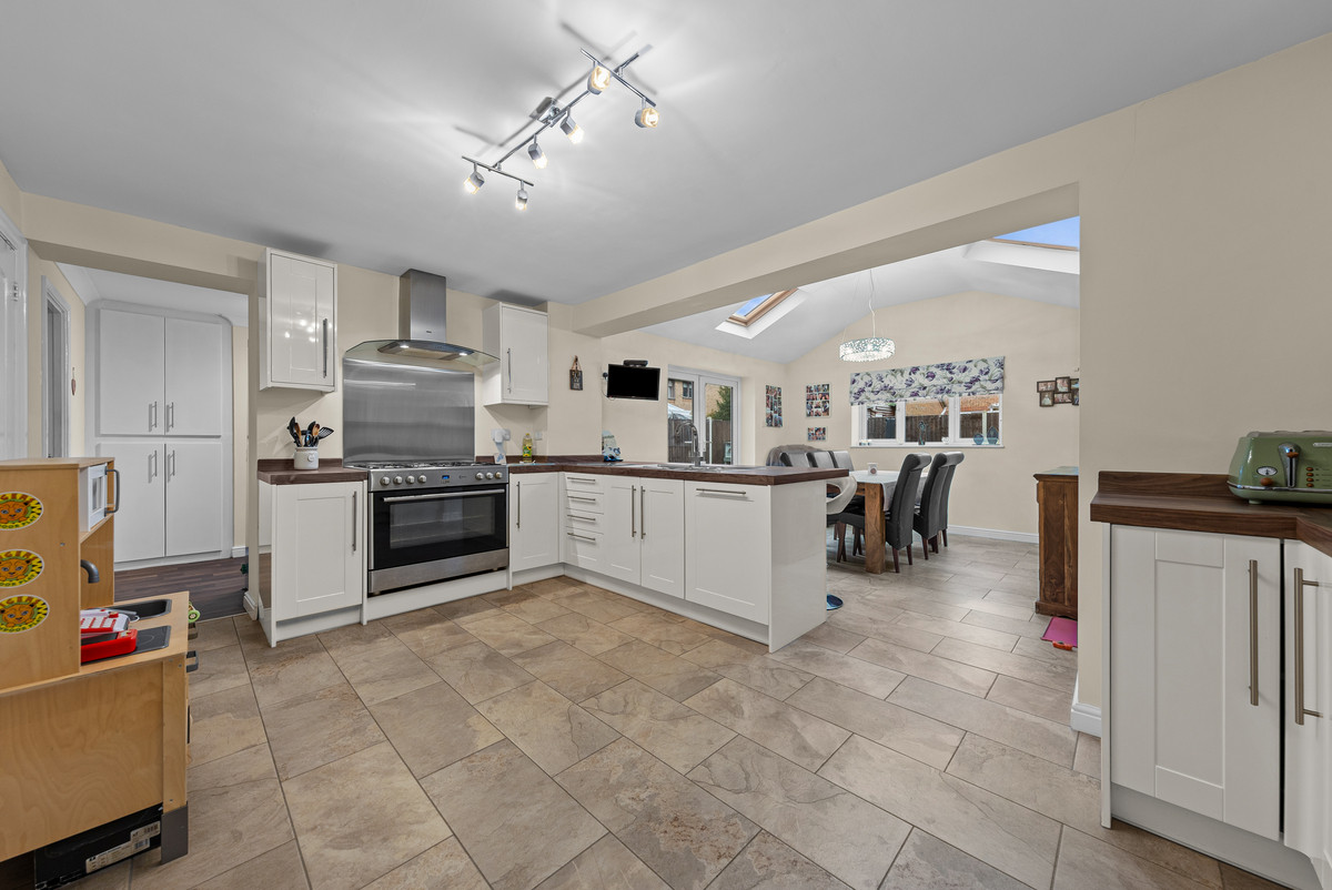 4 bedroom Semi-detached house For Sale