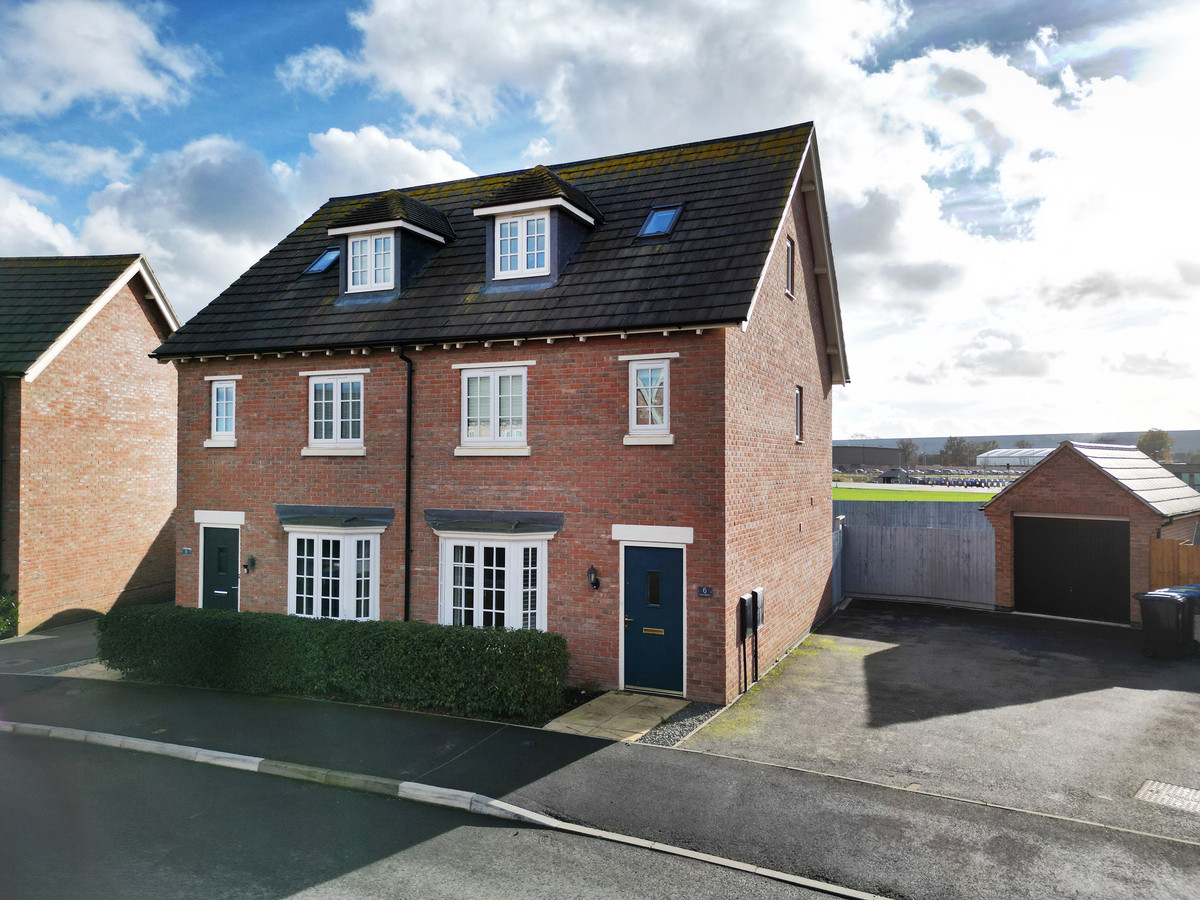 3 bedroom Semi-detached house For Sale