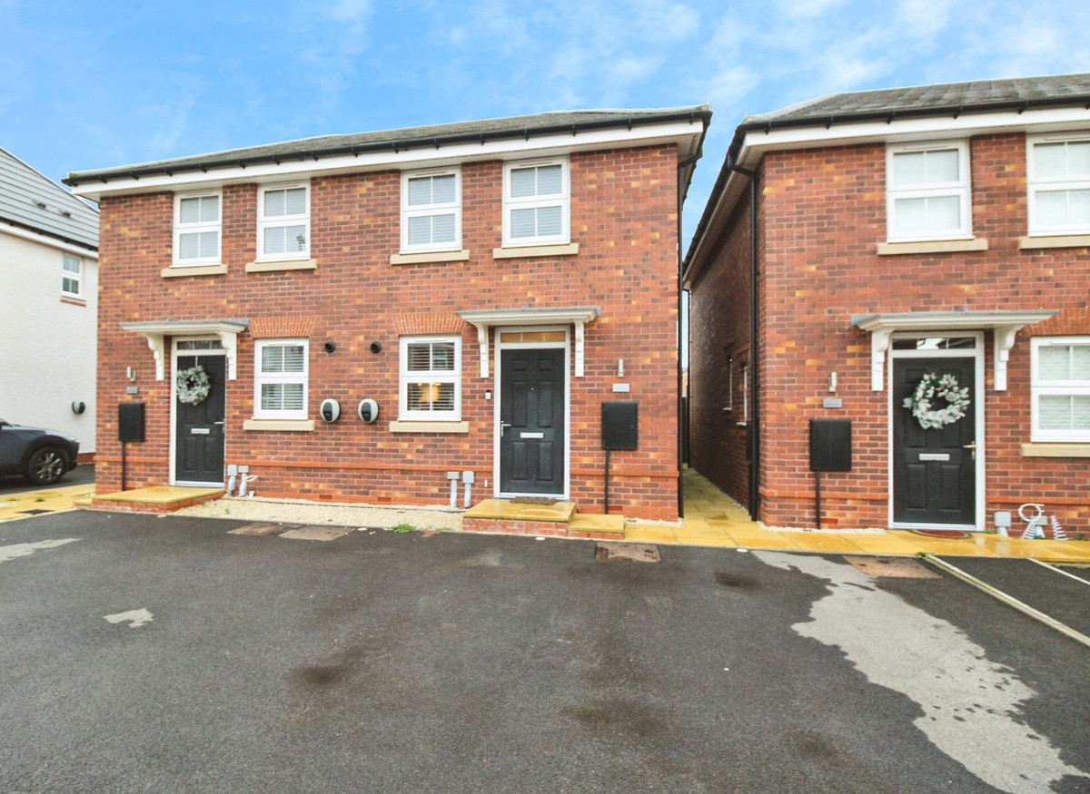 2 bedroom Semi-detached house For Sale