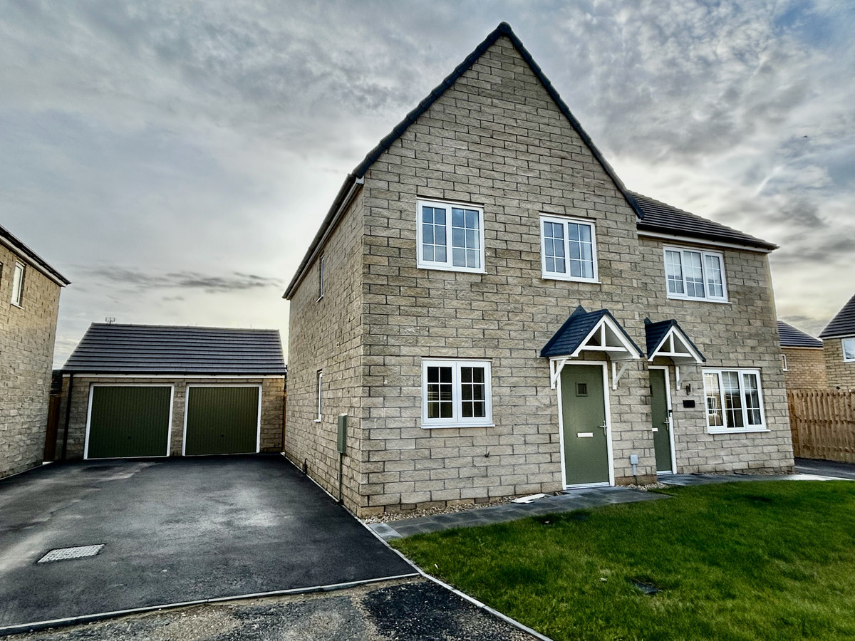 3 bedroom Semi-detached house For Sale