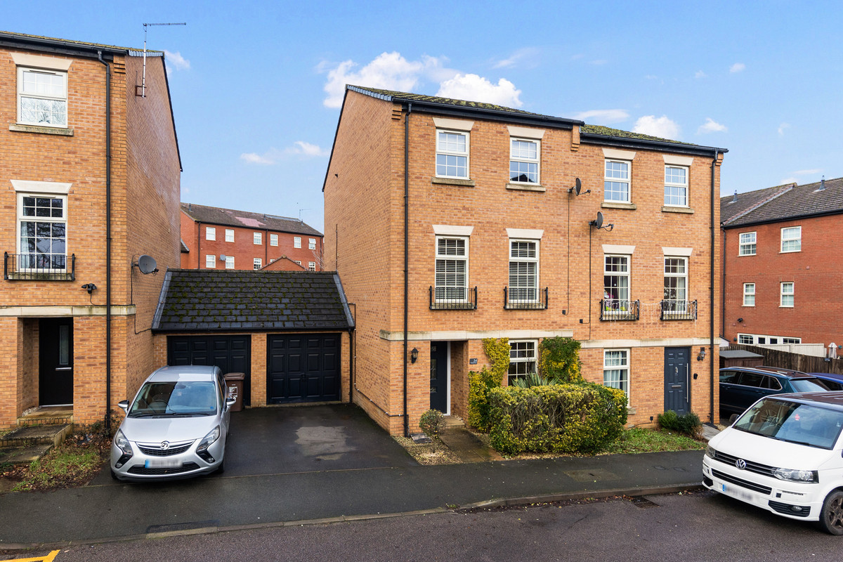 3 bedroom Detached house For Sale