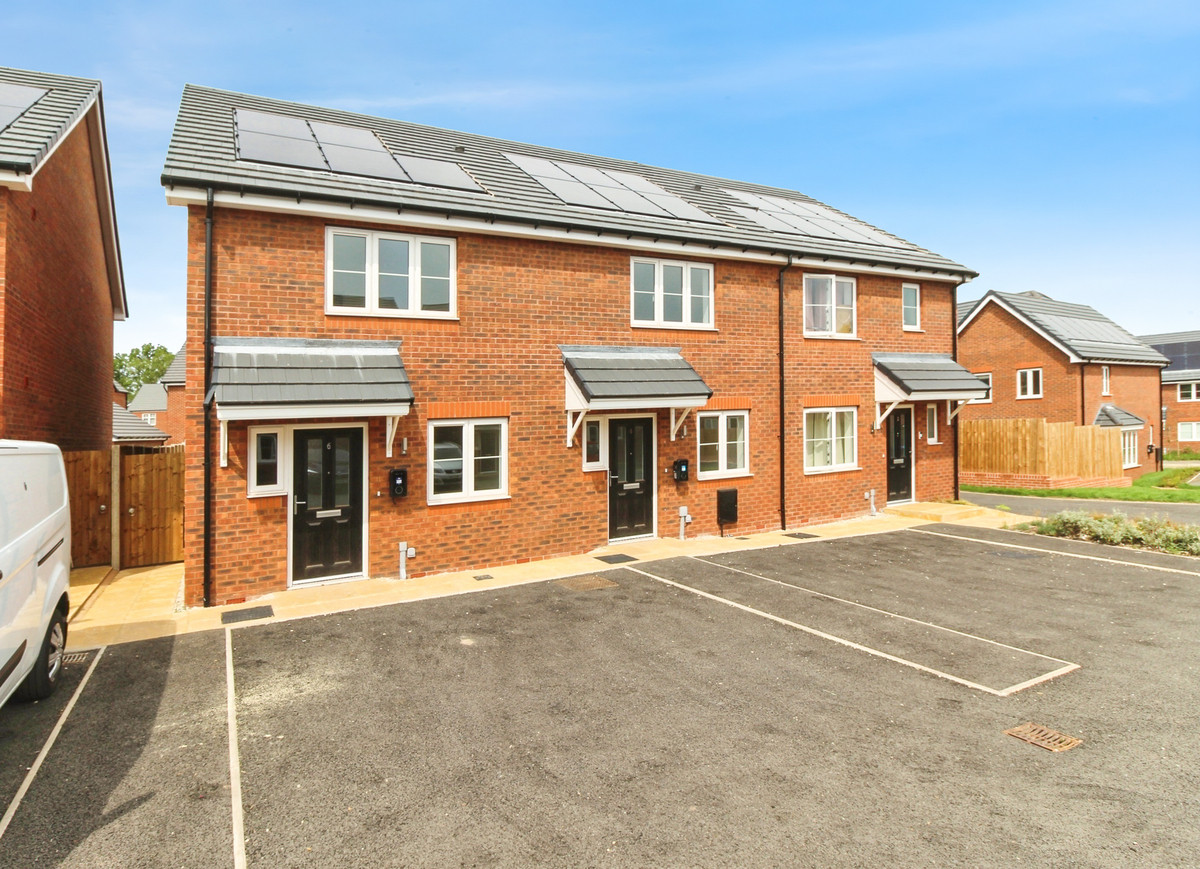 2 bedroom End of terrace house For Sale