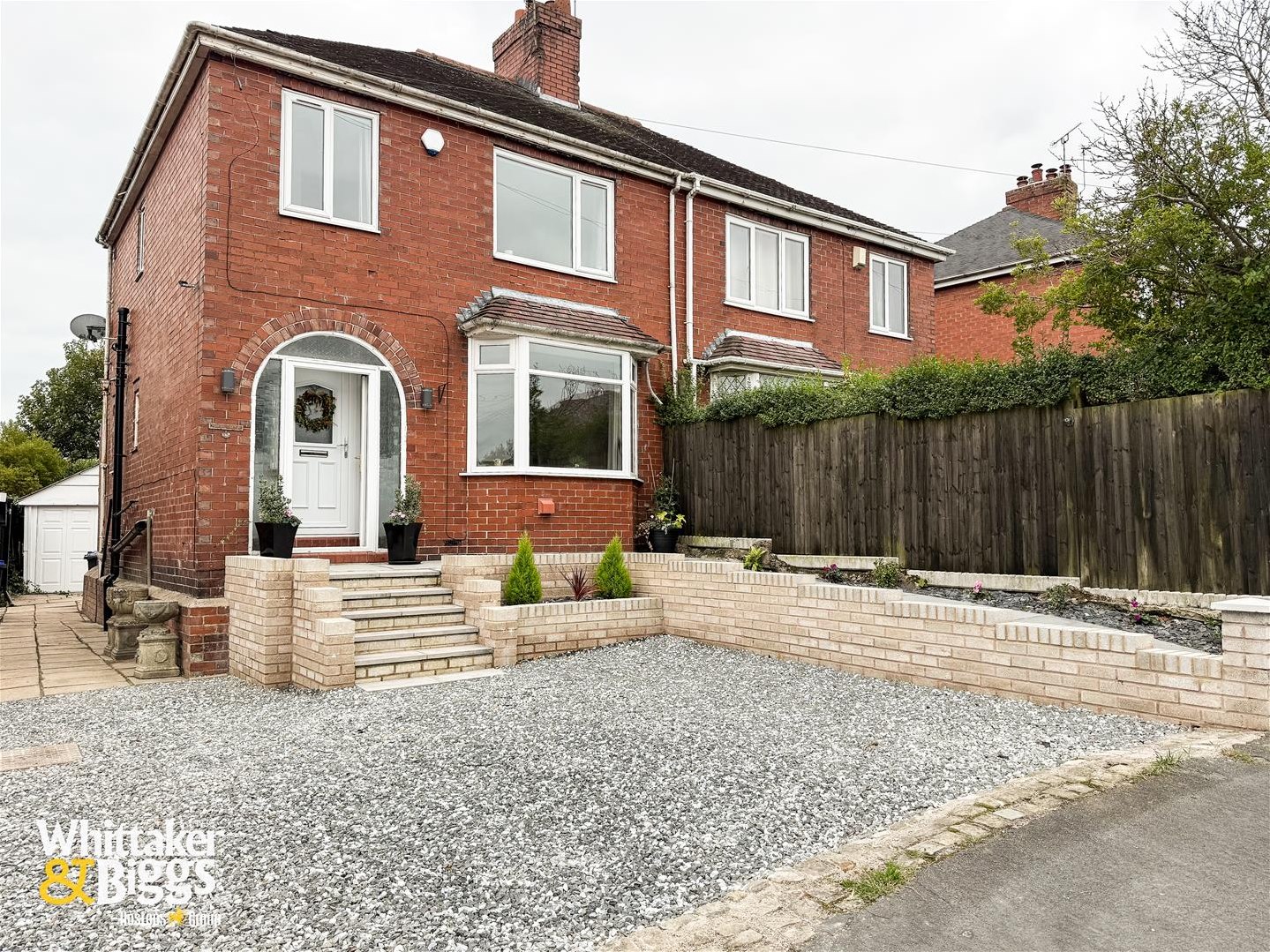 3 bedroom Semi-detached house Under Offer