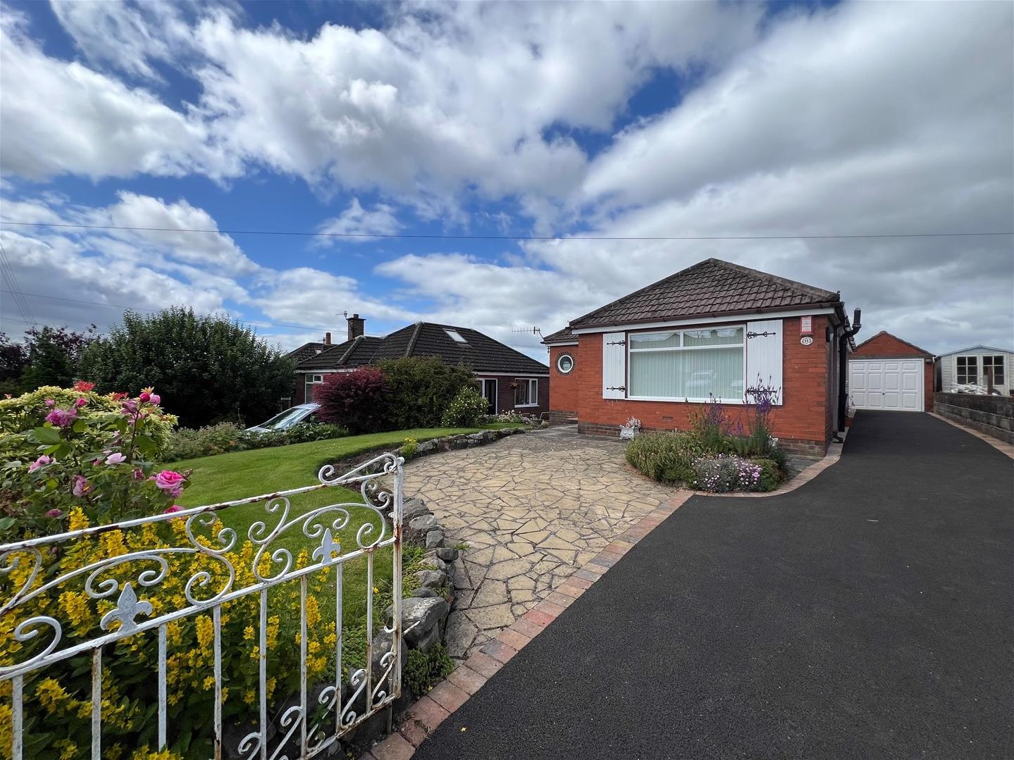 3 bedroom Detached bungalow Under Offer