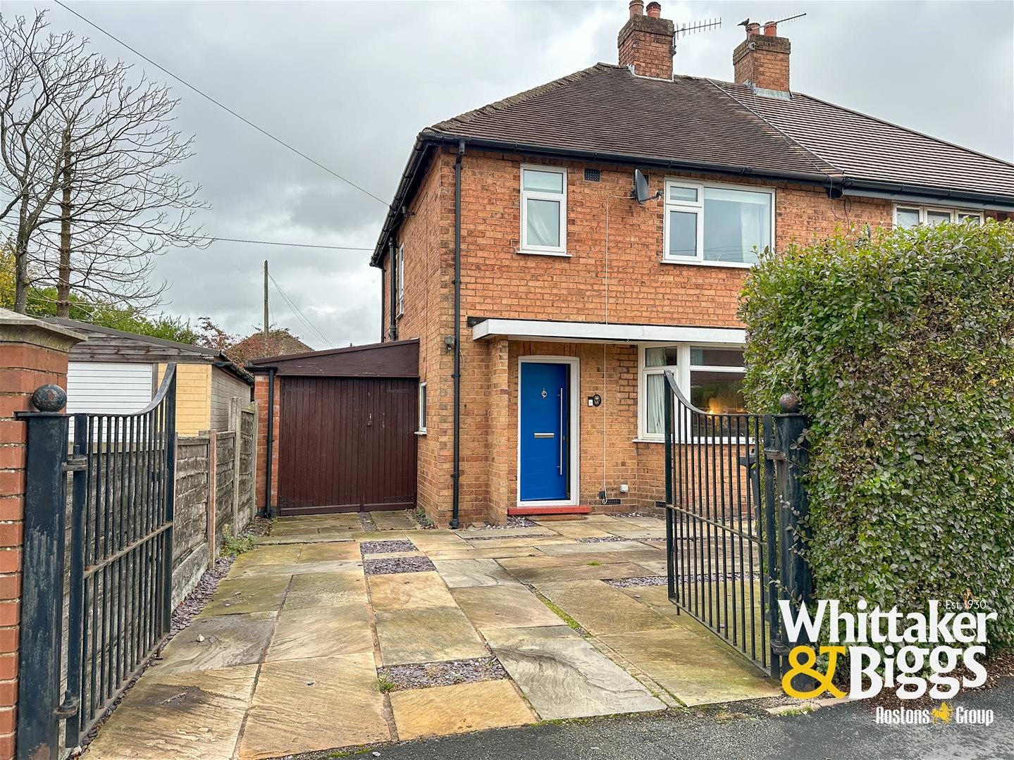 3 bedroom Semi-detached house Under Offer