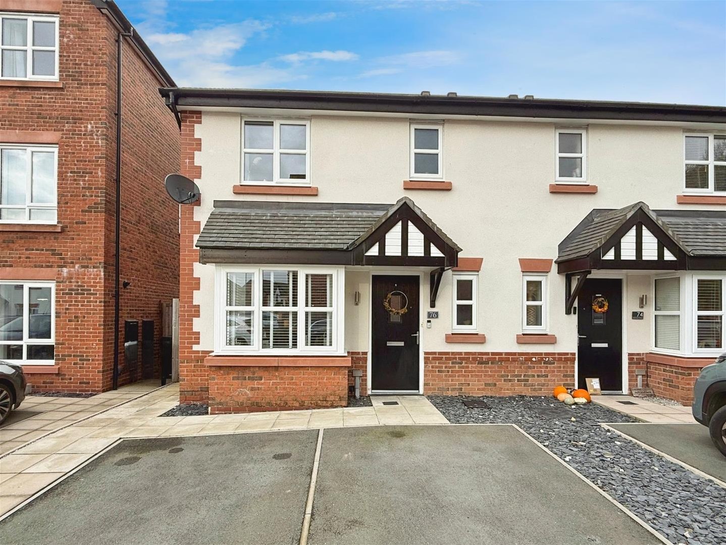 3 bedroom Semi-detached house Under Offer