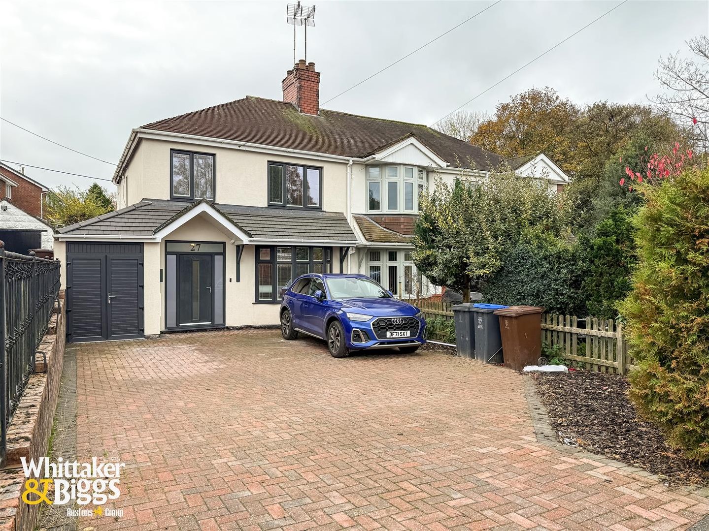 3 bedroom Semi-detached house Under Offer