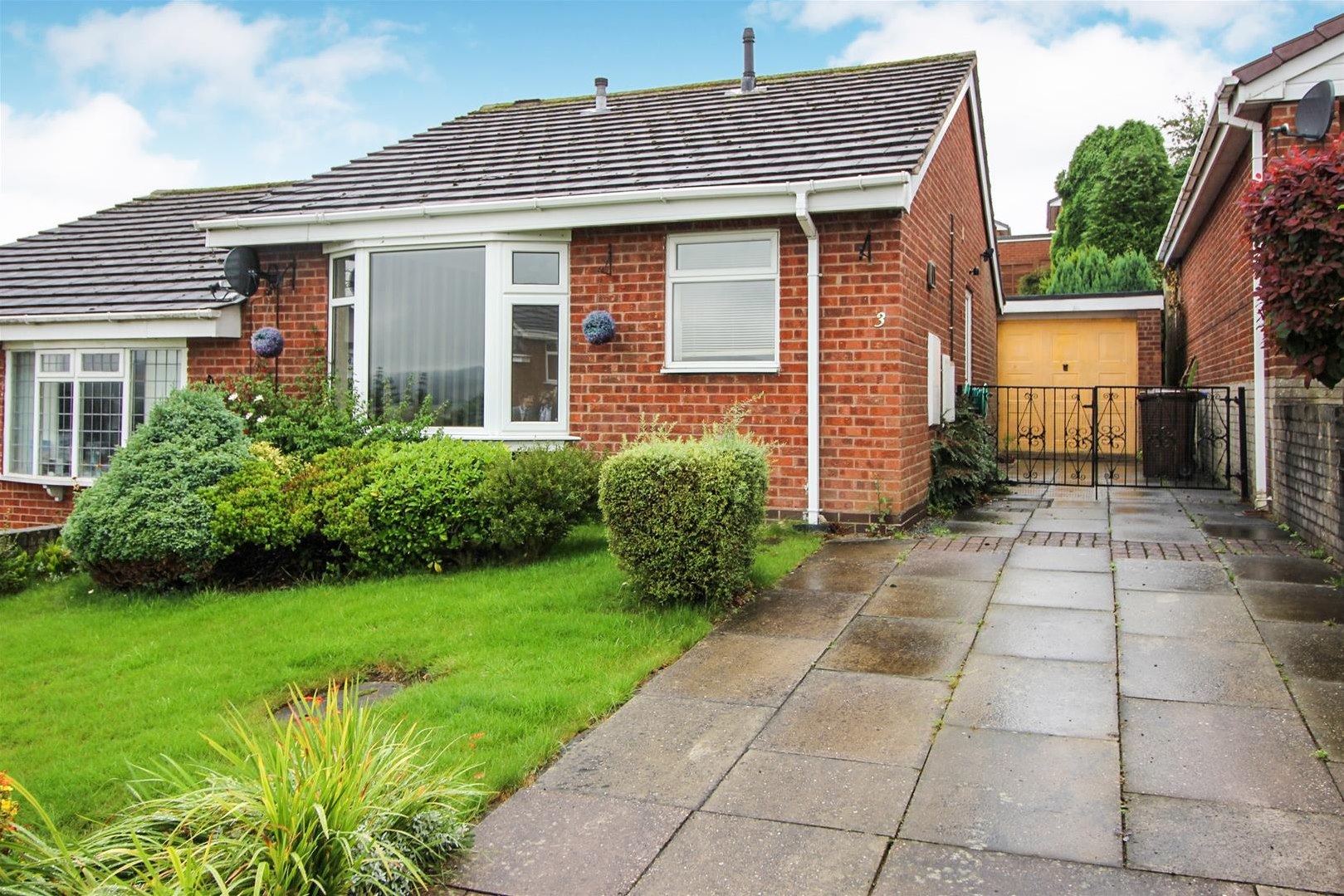 2 bedroom Semi-detached house Let