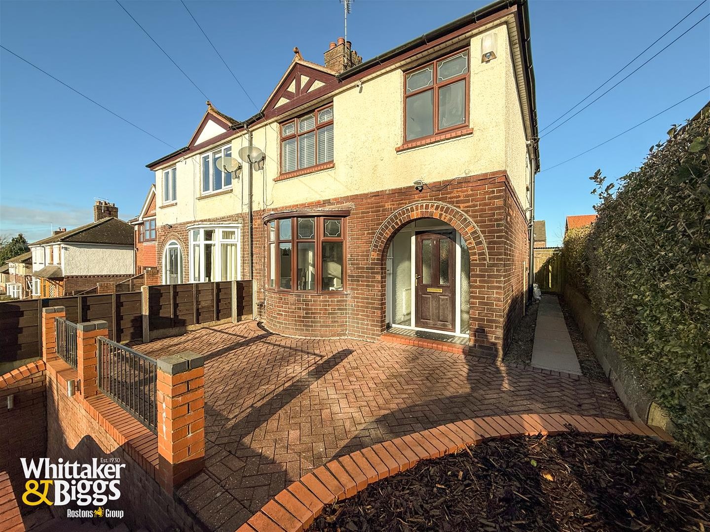 3 bedroom Semi-detached house Under Offer