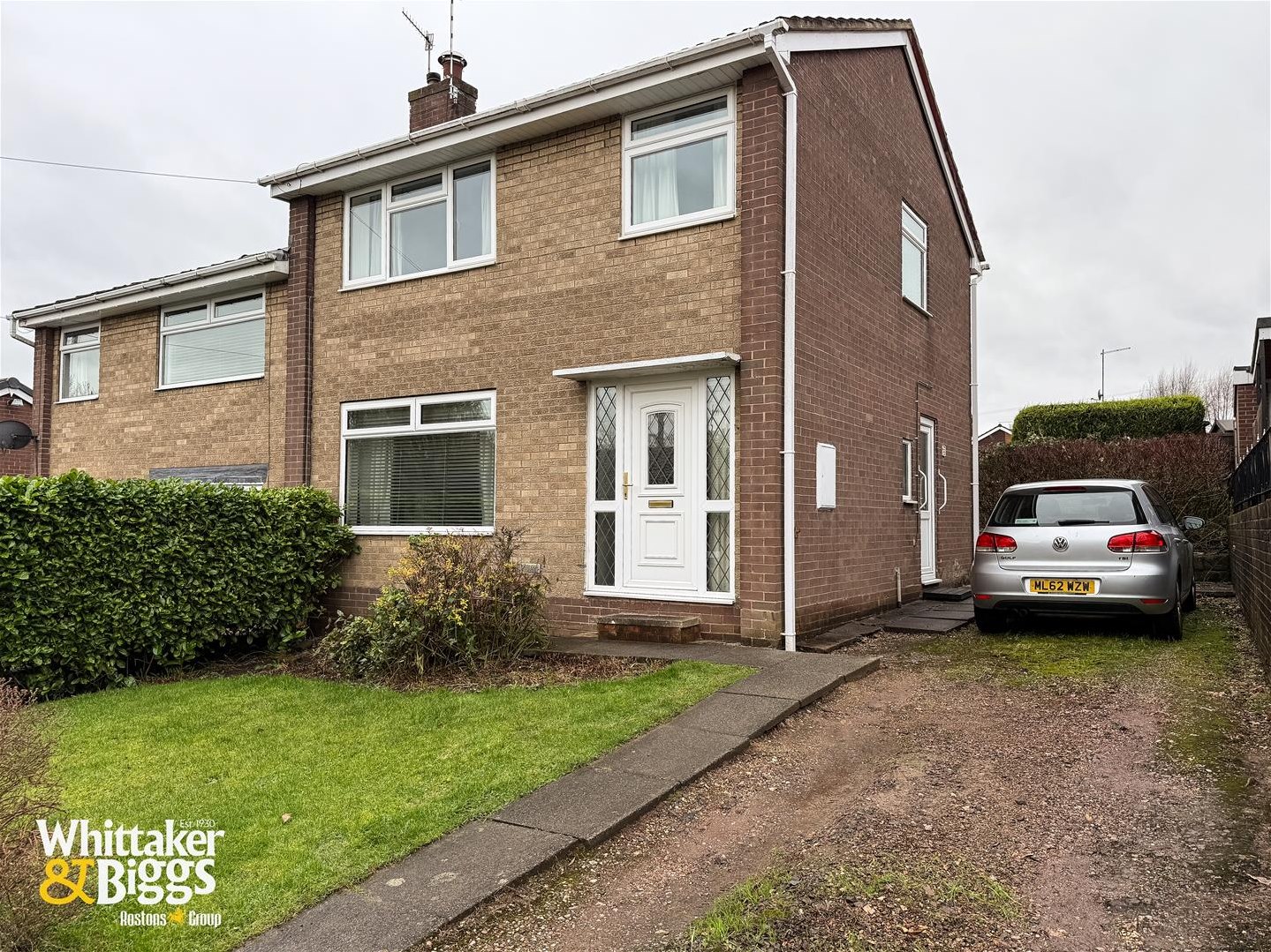 3 bedroom Semi-detached house Under Offer