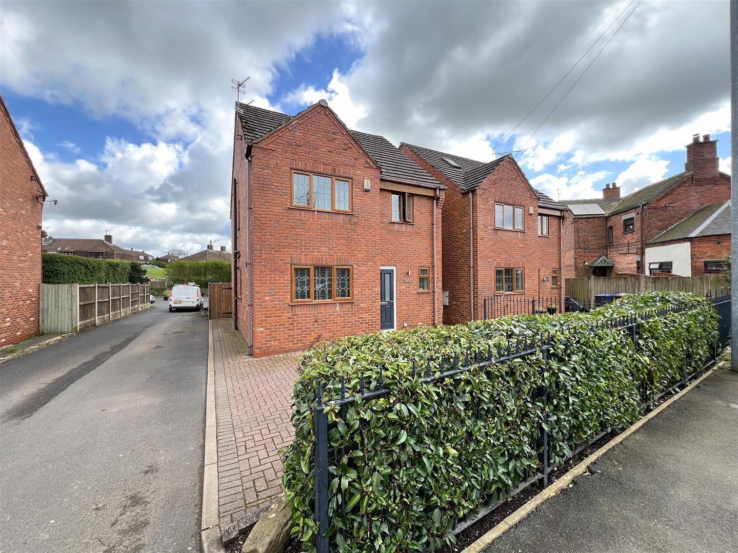 4 bedroom Link detached house Let