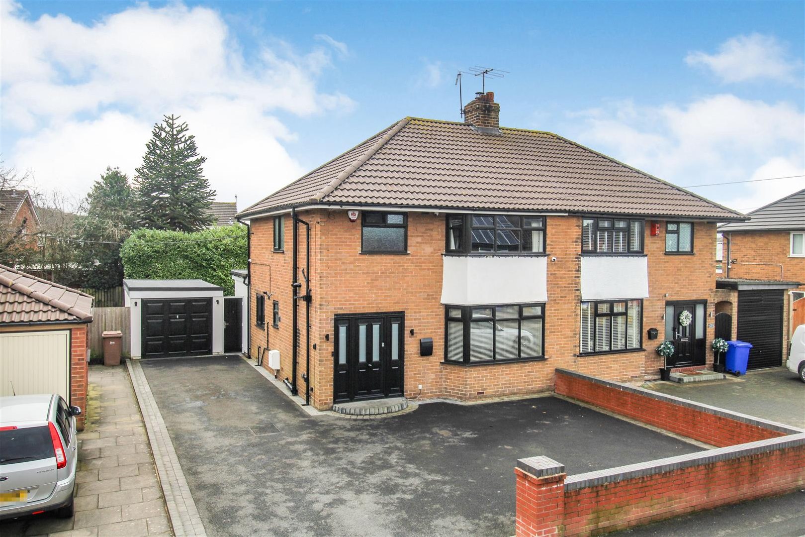 3 bedroom Semi-detached house For Sale