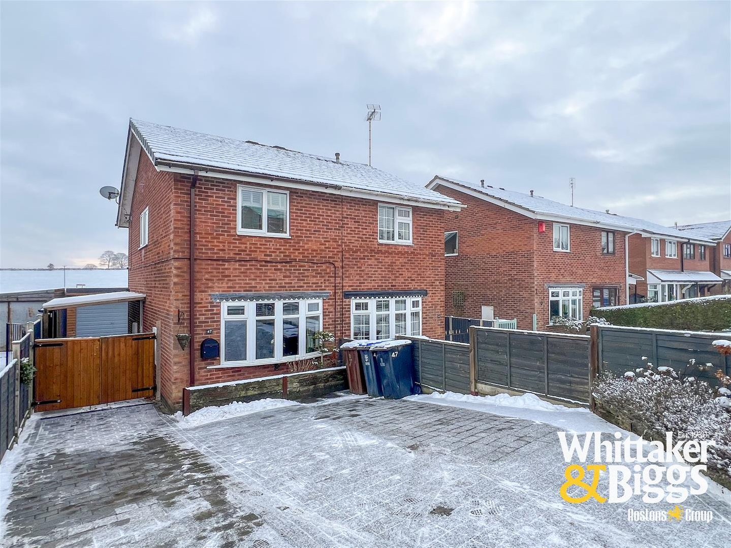 2 bedroom Semi-detached house Under Offer