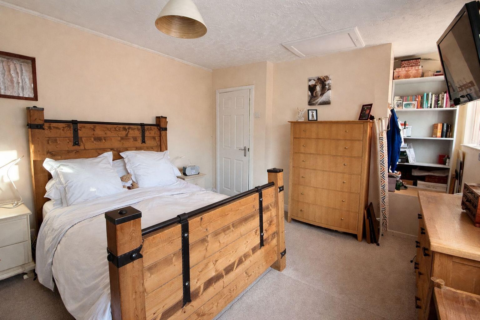 2 bedroom Semi-detached house Under Offer