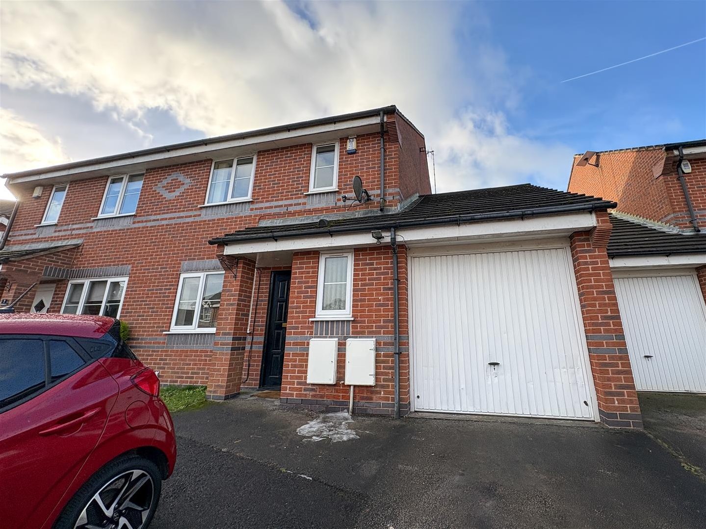 3 bedroom Semi-detached house Under Offer