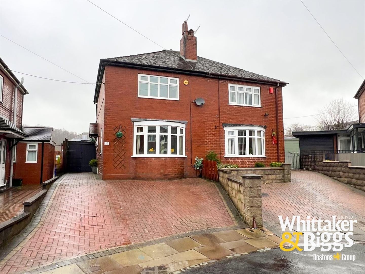 2 bedroom Semi-detached house Under Offer