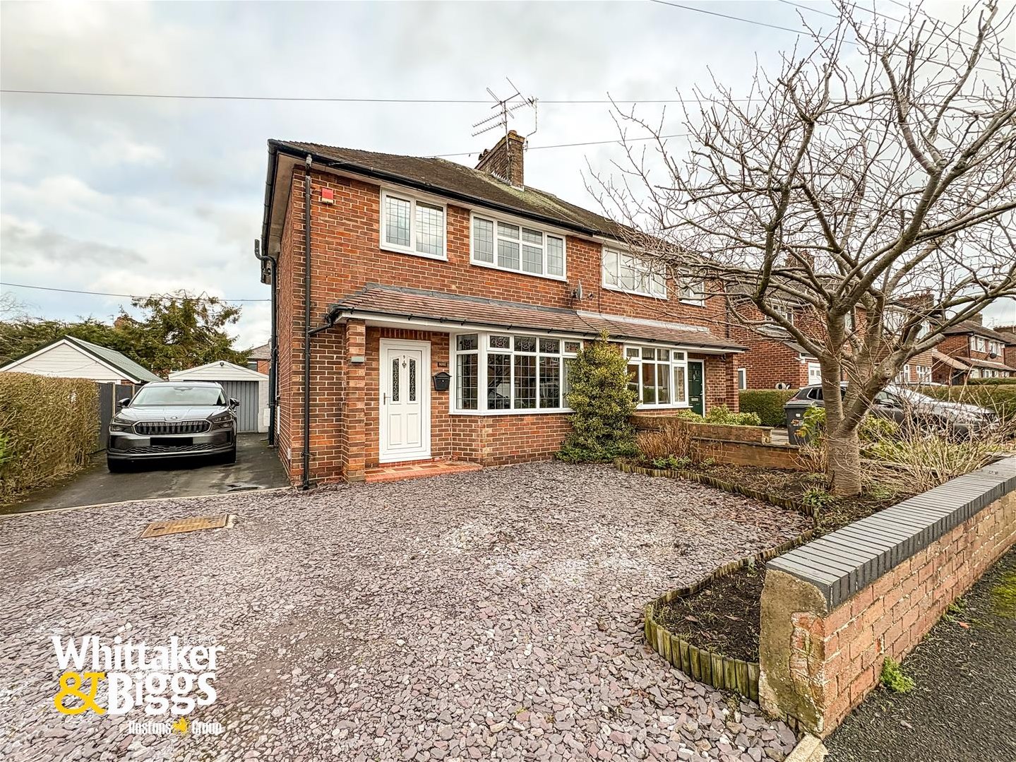 3 bedroom Semi-detached house Under Offer