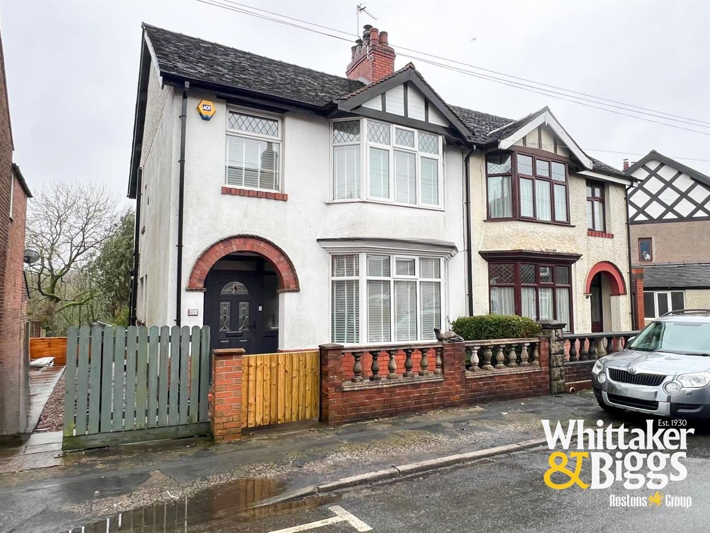 3 bedroom Semi-detached house Under Offer
