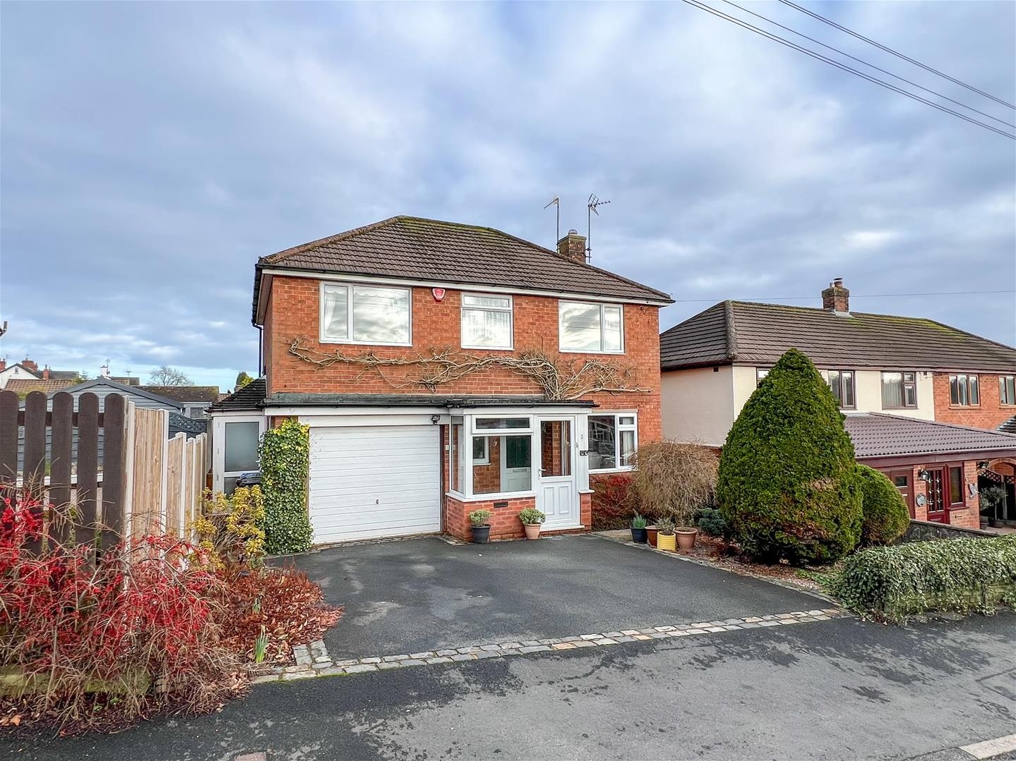 3 bedroom Link detached house Under Offer