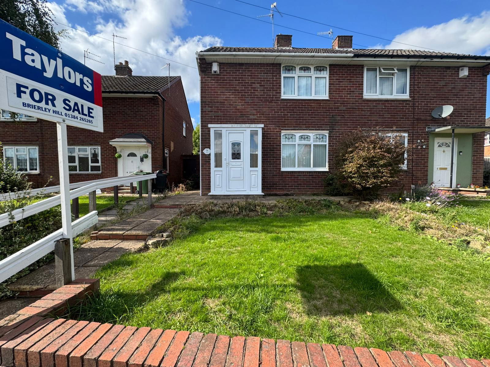 2 bedroom Semi-detached house Under Offer